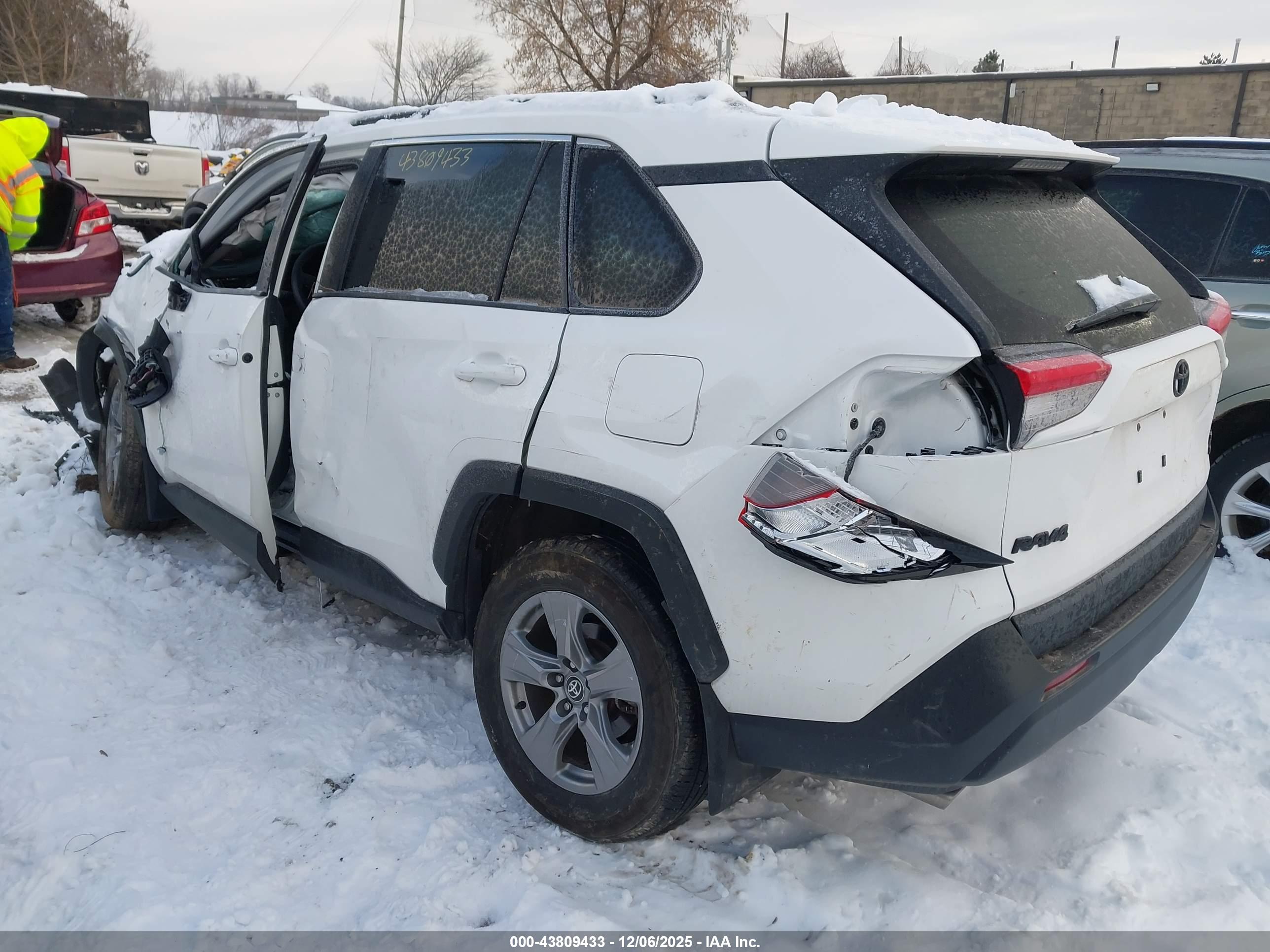 TOYOTA RAV4 image 3