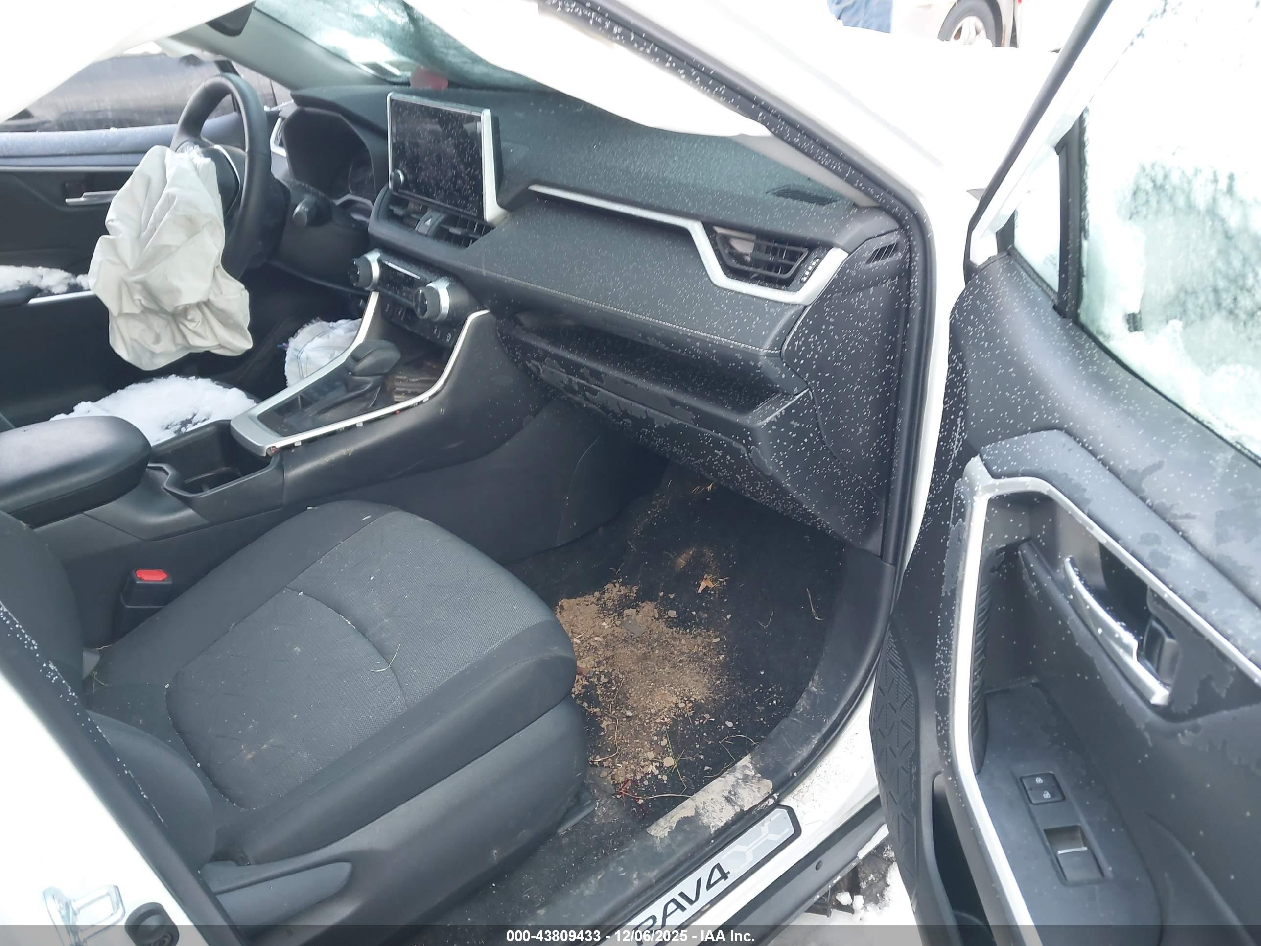TOYOTA RAV4 image 5