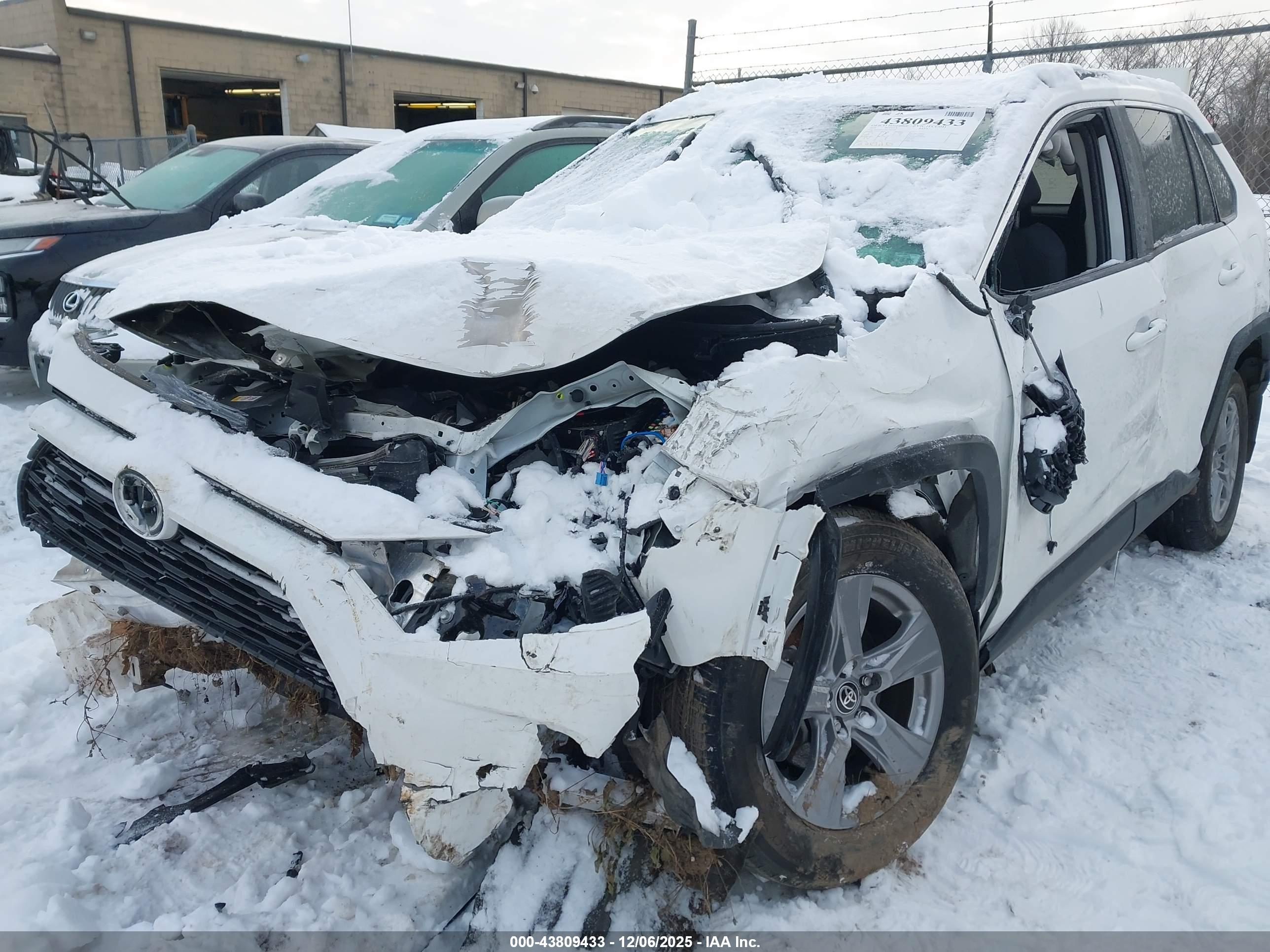 TOYOTA RAV4 image 6