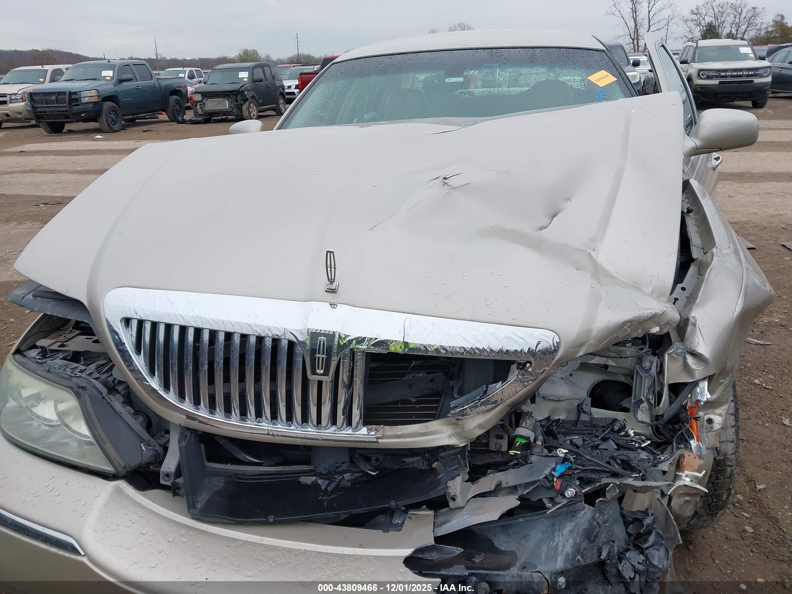 LINCOLN TOWN image 10