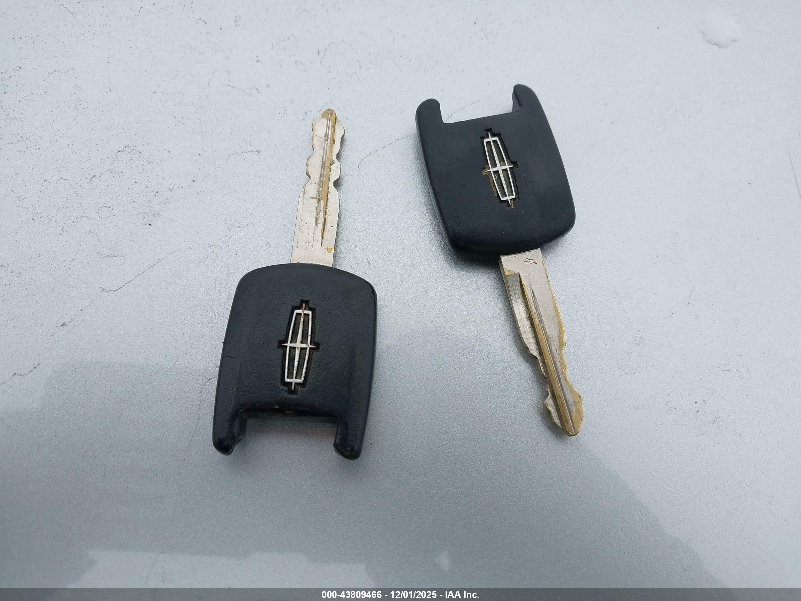 LINCOLN TOWN image 11