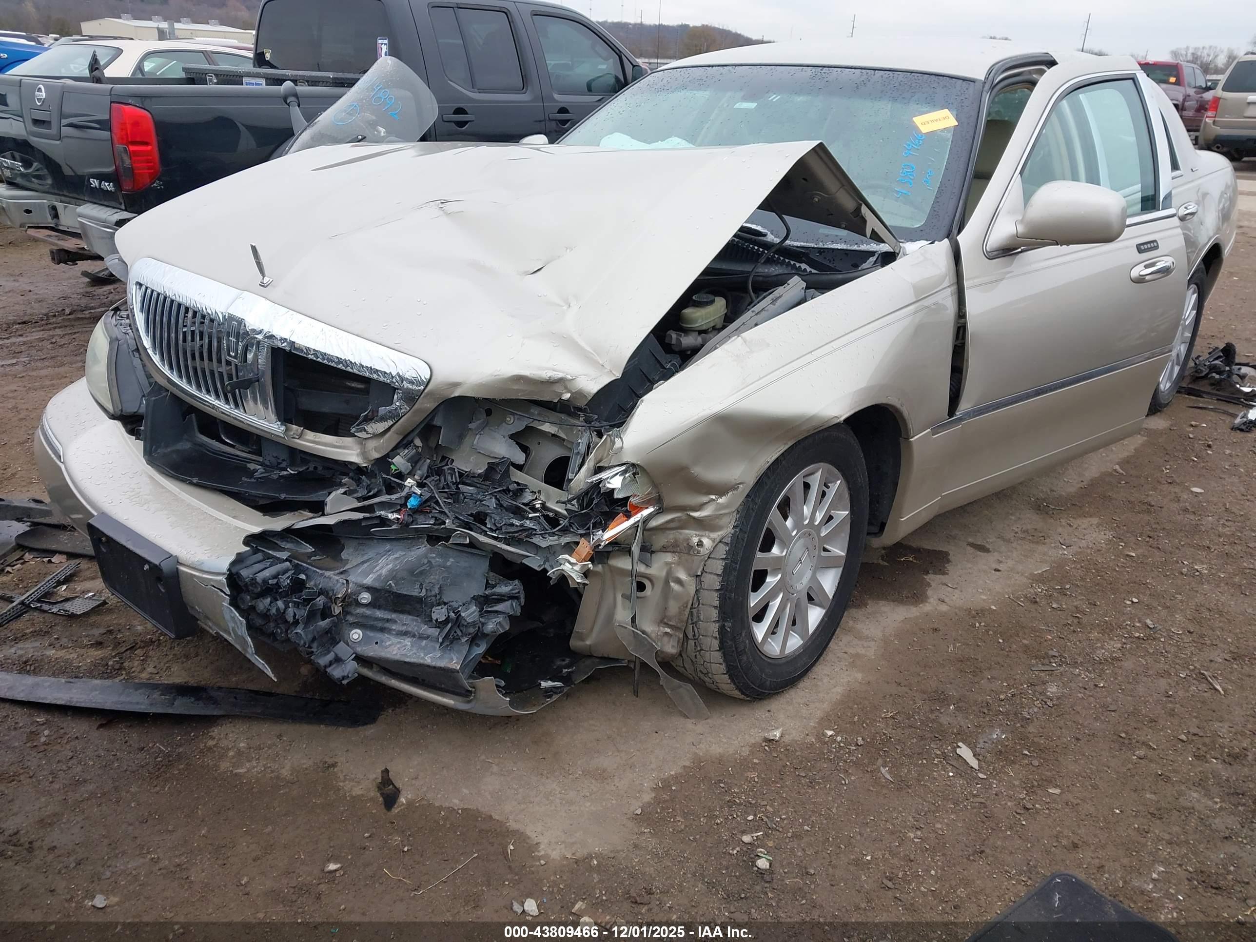 LINCOLN TOWN image 2