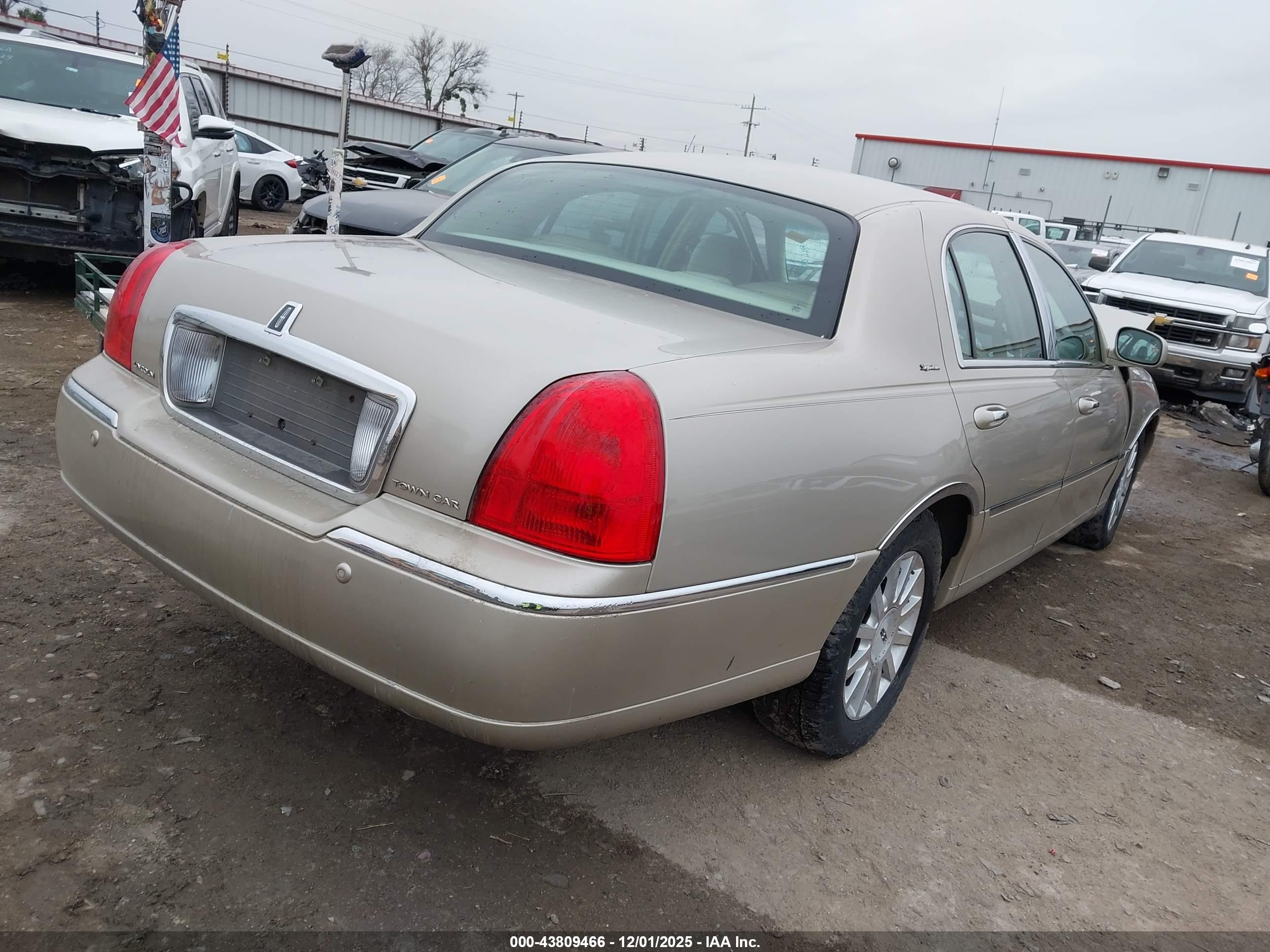 LINCOLN TOWN image 4