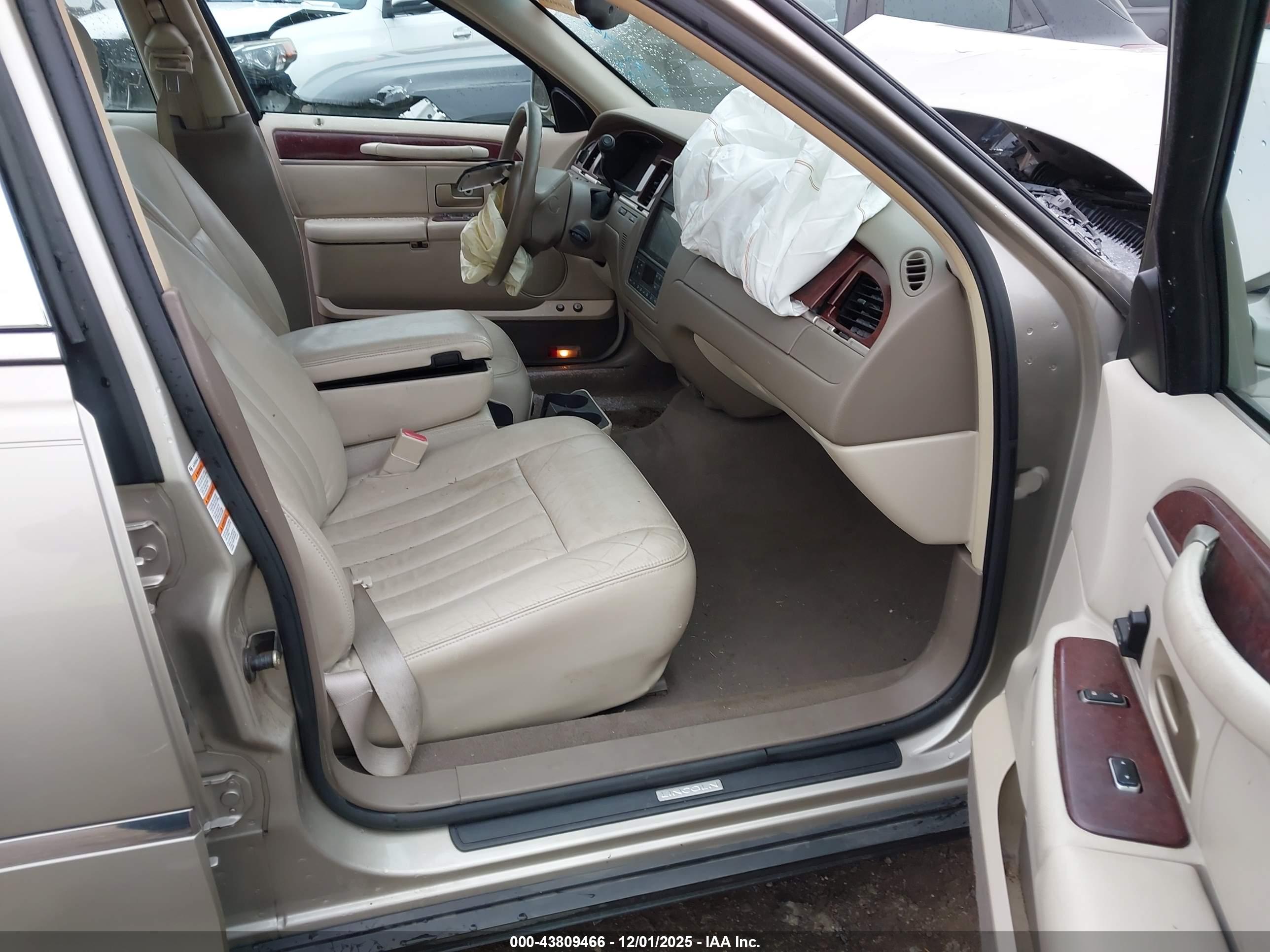 LINCOLN TOWN image 5