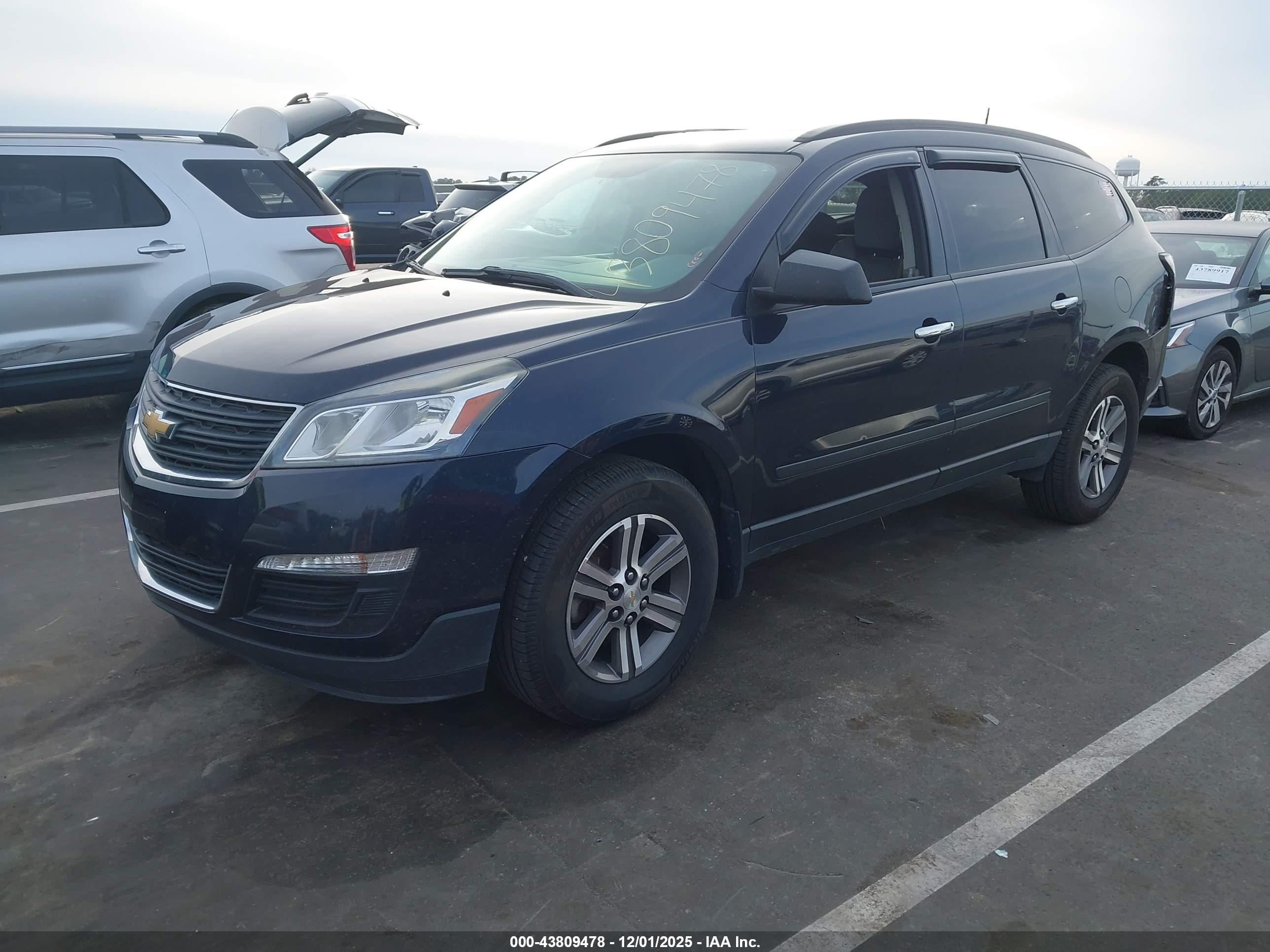 CHEVROLET TRAVERSE image 2