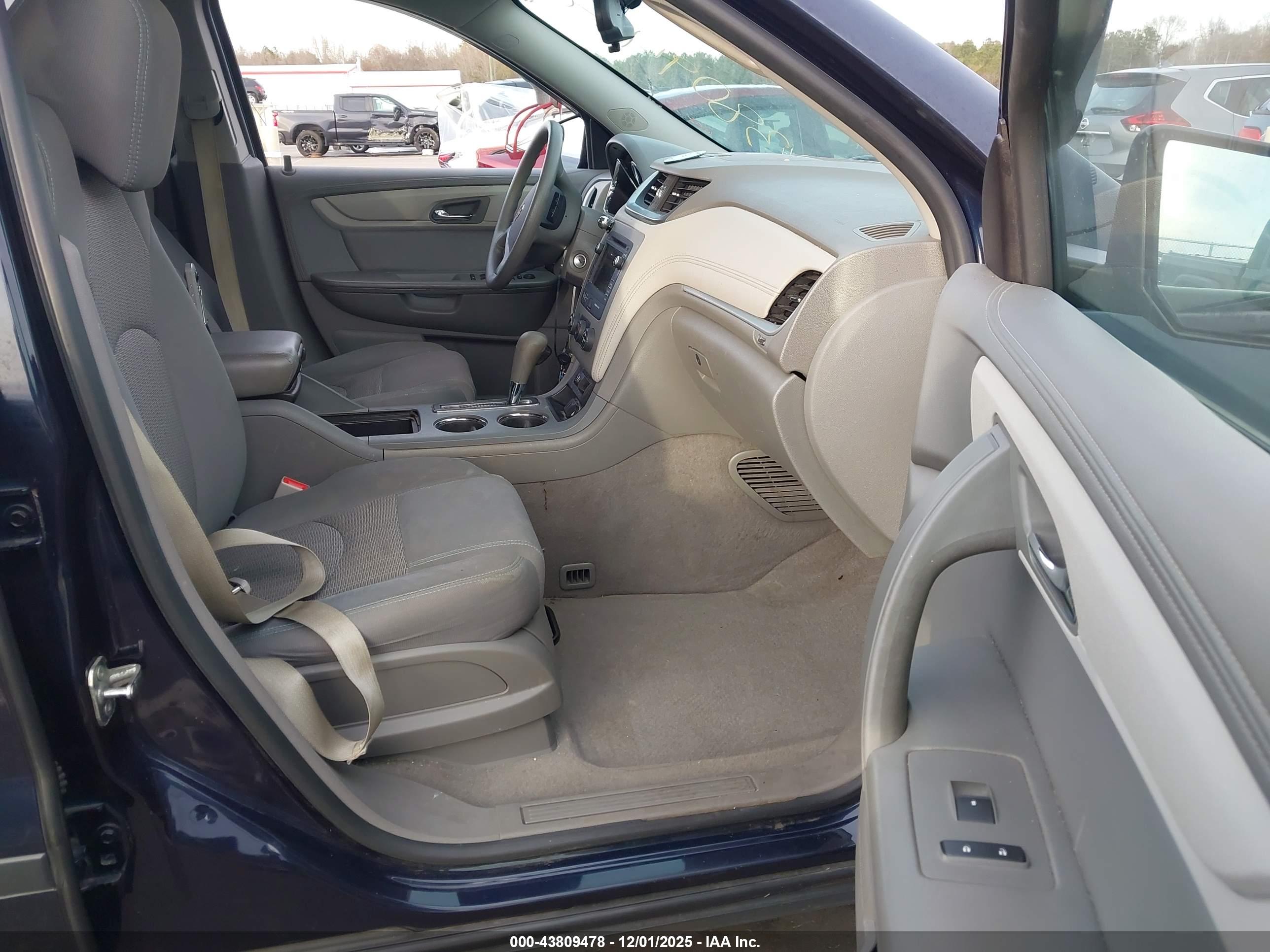 CHEVROLET TRAVERSE image 5