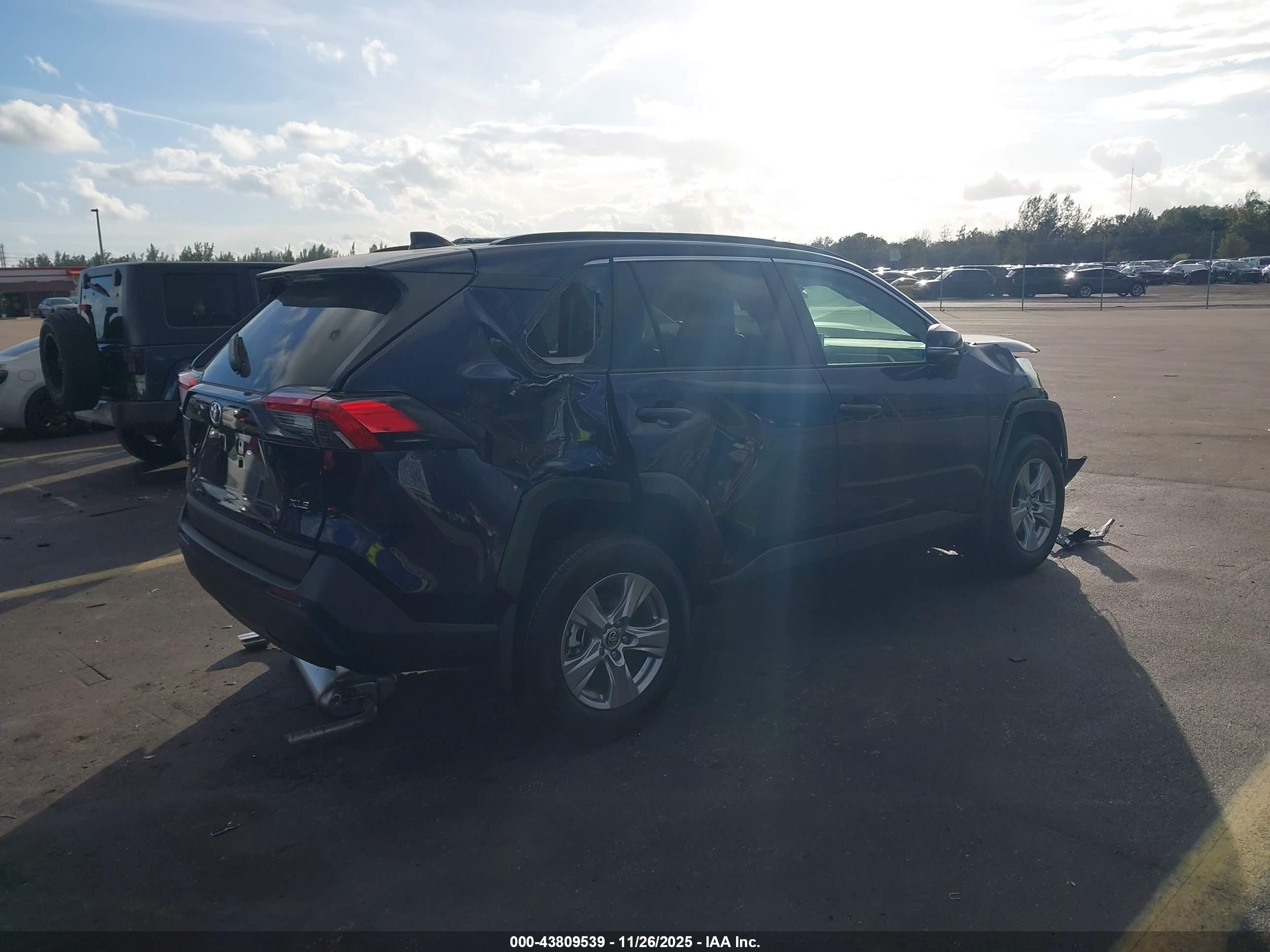 TOYOTA RAV4 image 4