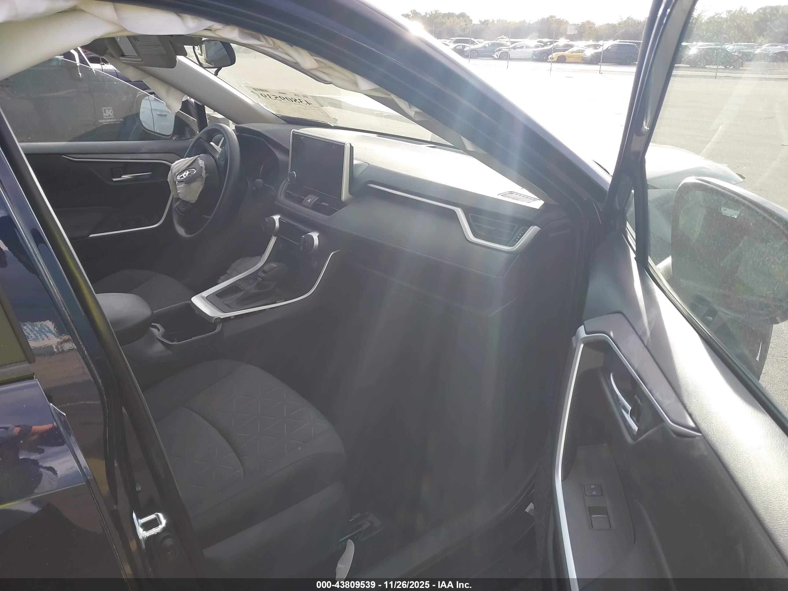 TOYOTA RAV4 image 5