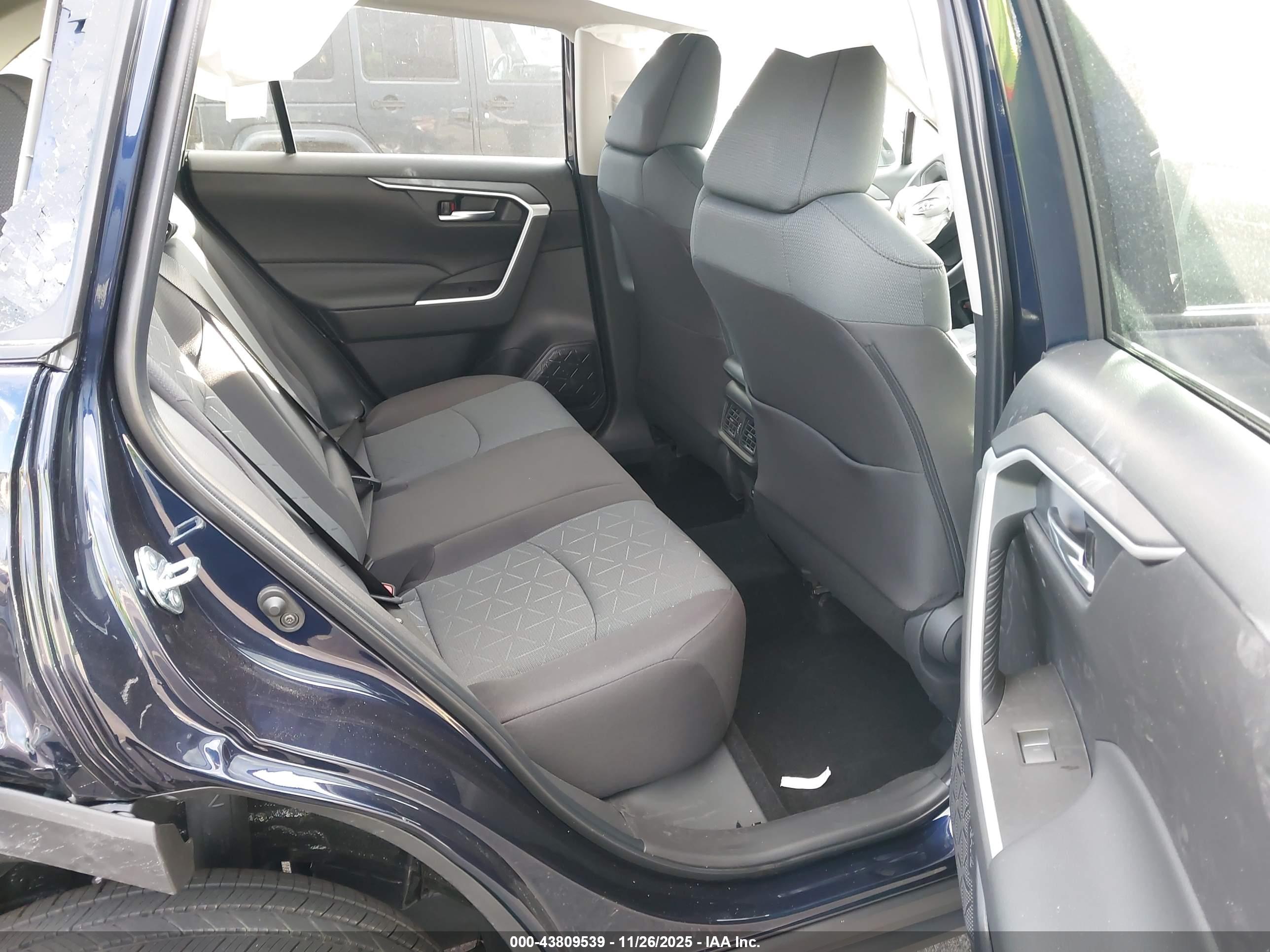 TOYOTA RAV4 image 8