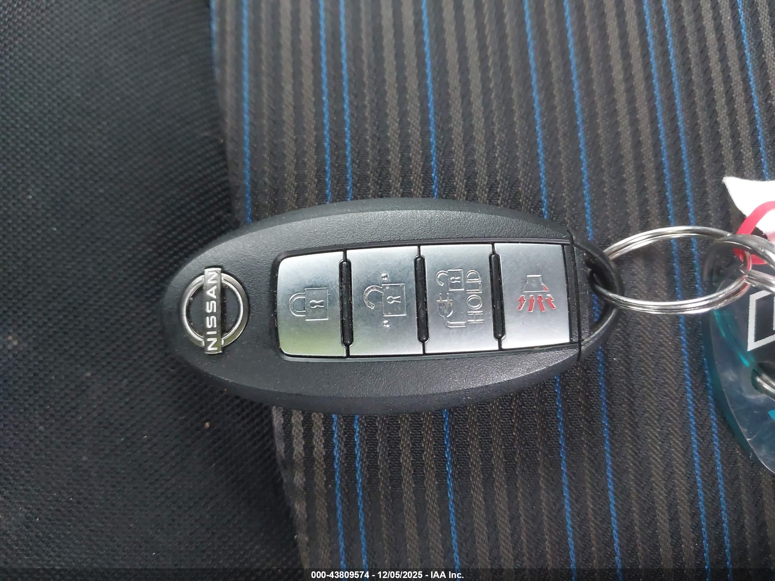 NISSAN LEAF image 11