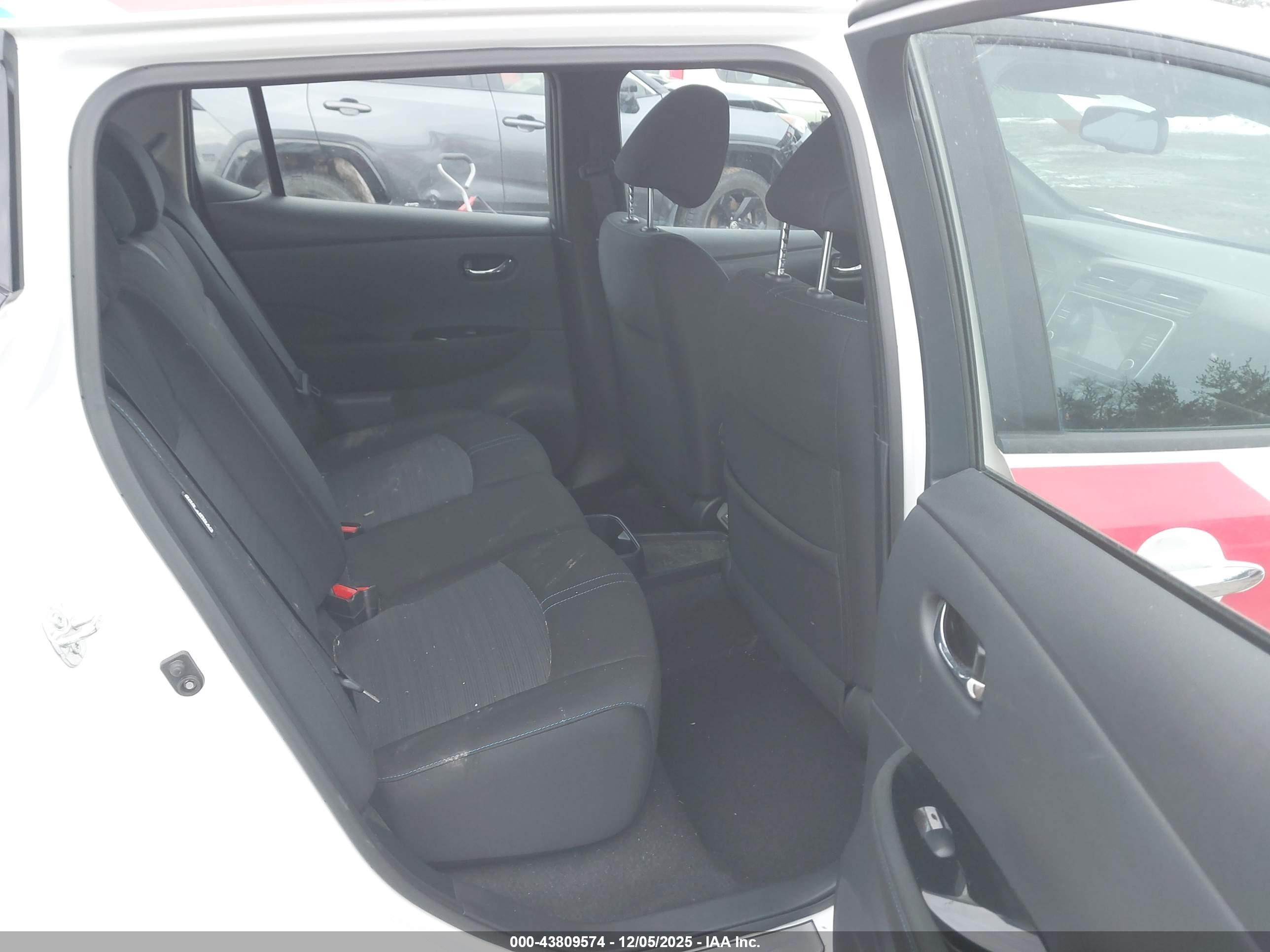 NISSAN LEAF image 8