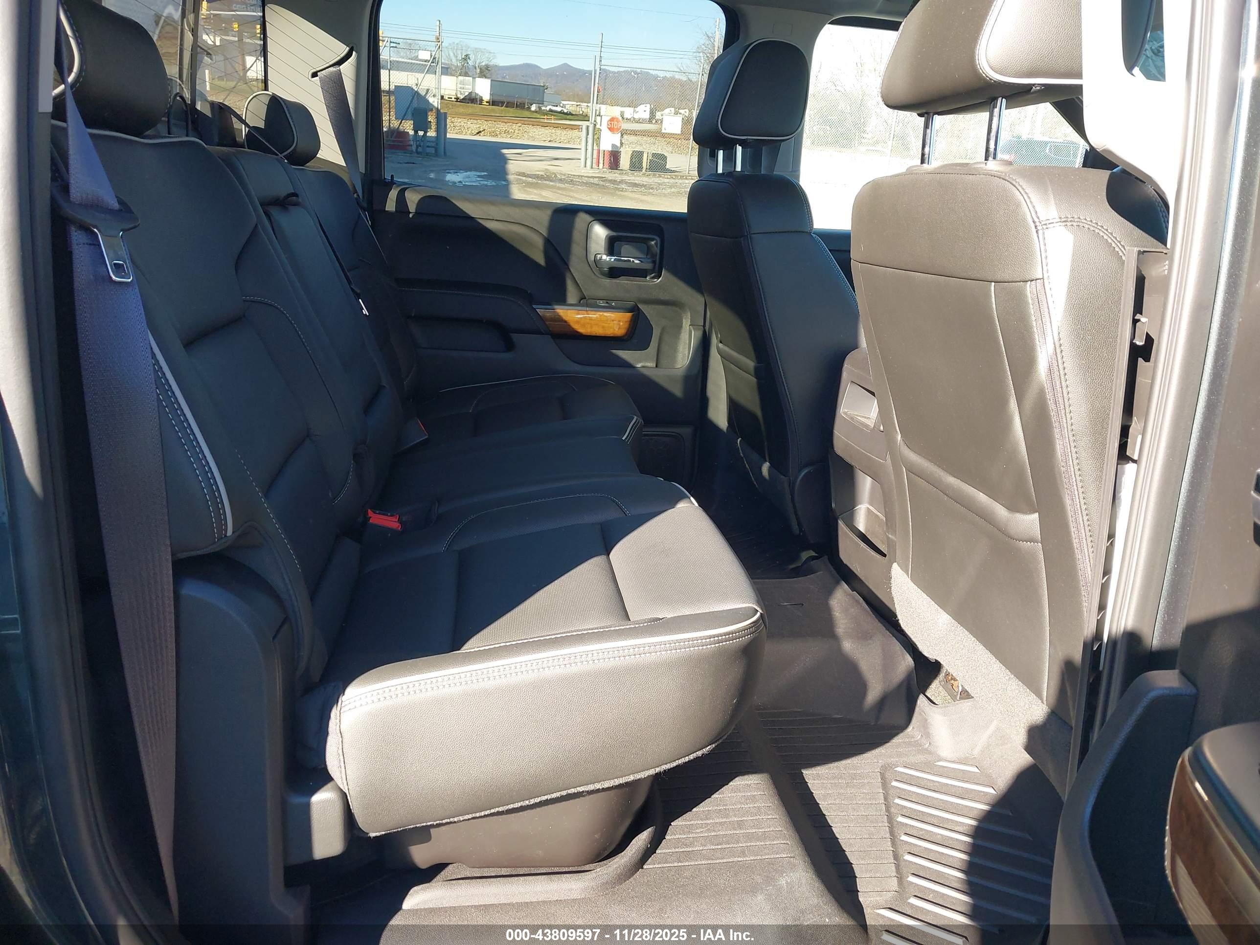 CHEVROLET SILVERADO image 8