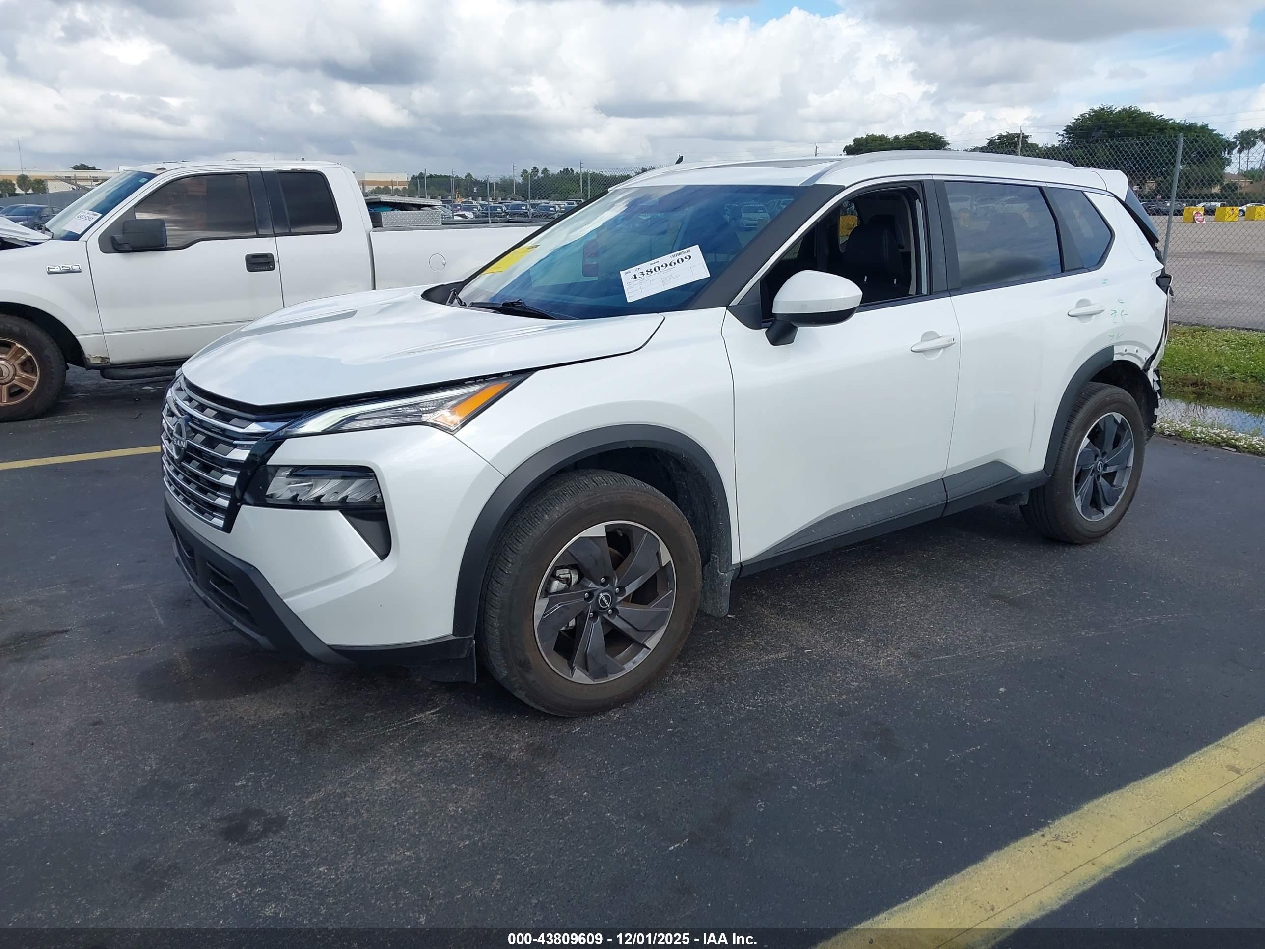 NISSAN ROGUE image 2