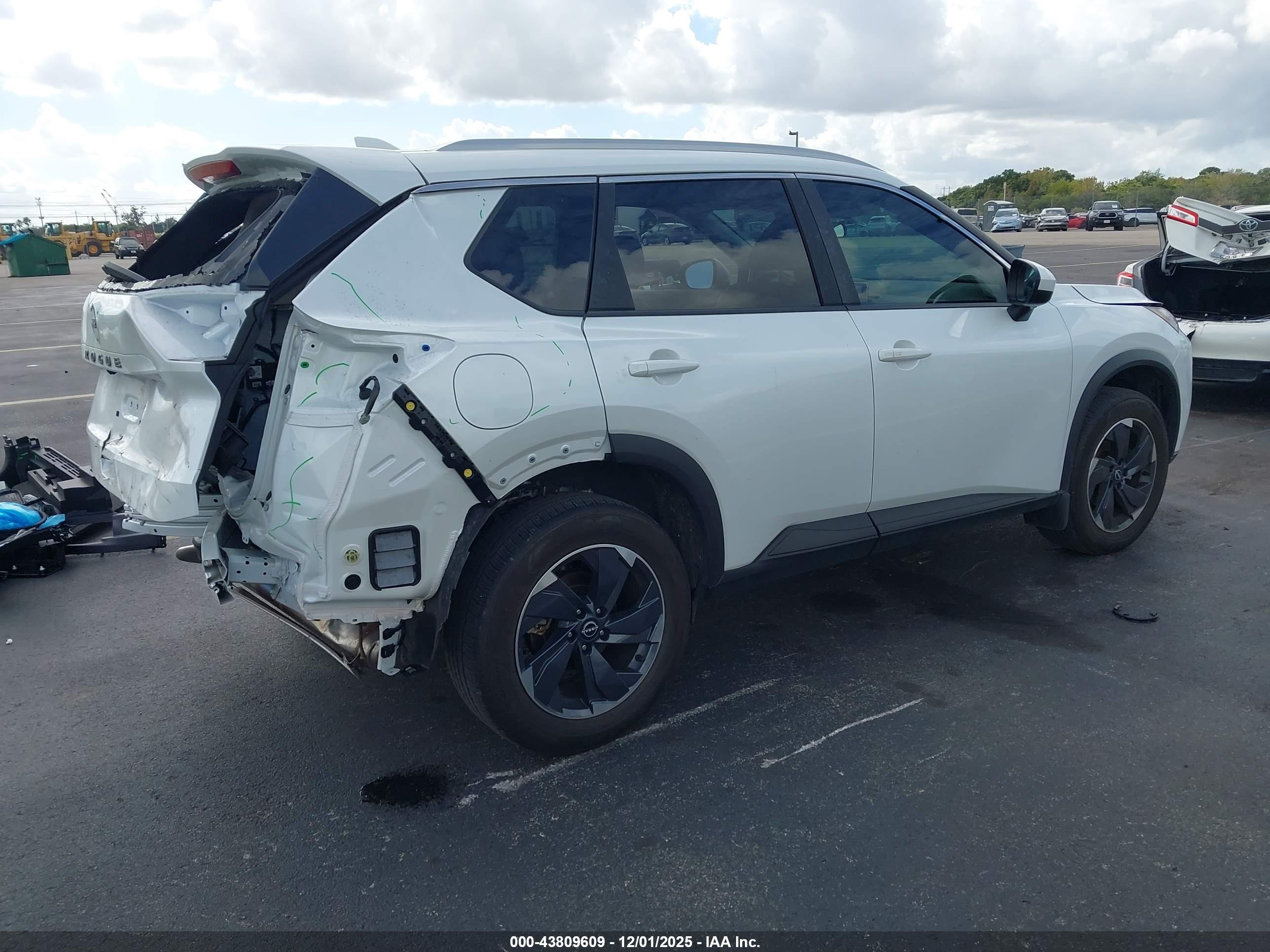 NISSAN ROGUE image 4