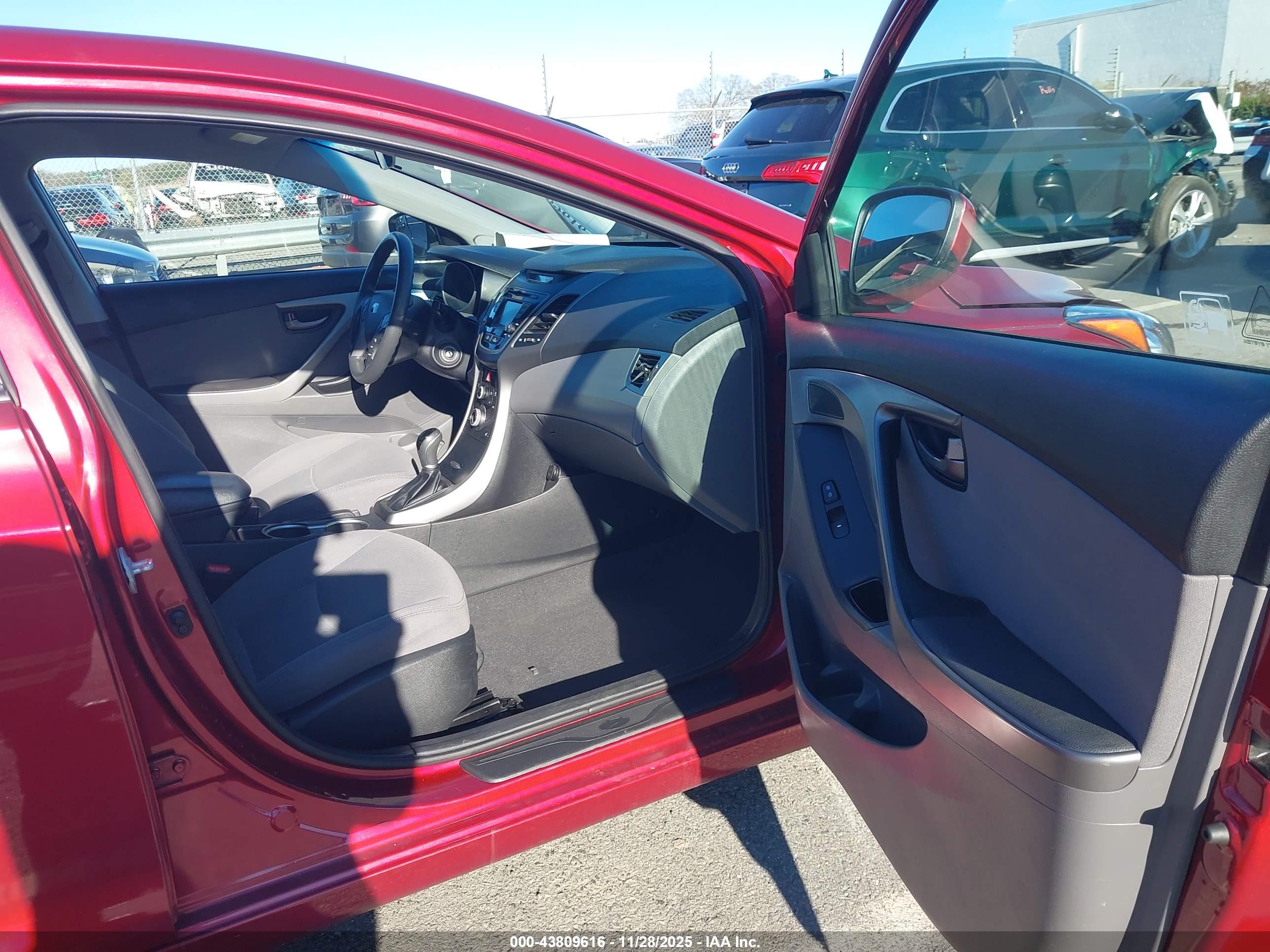 HYUNDAI ELANTRA image 5