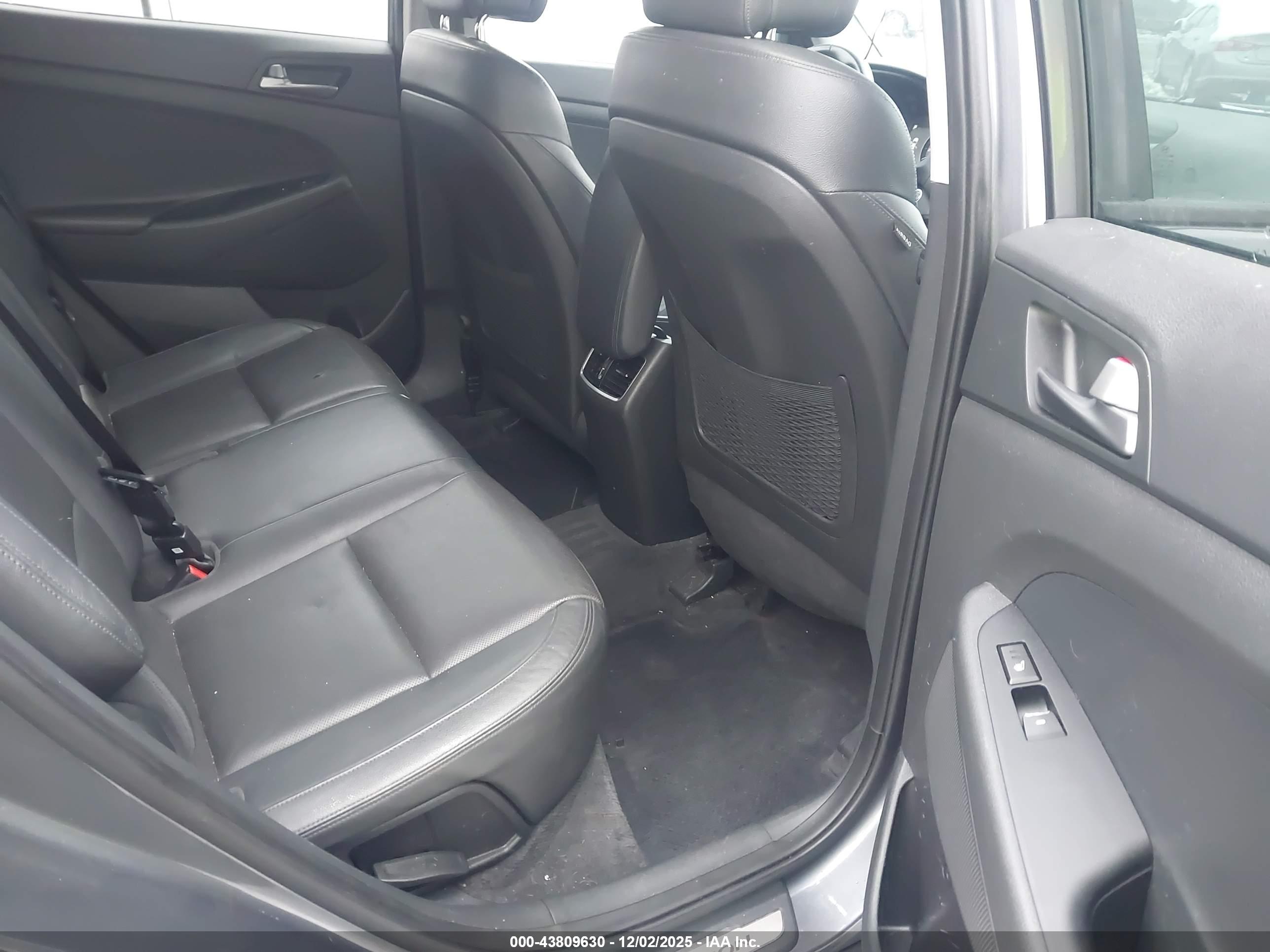 HYUNDAI TUCSON image 8