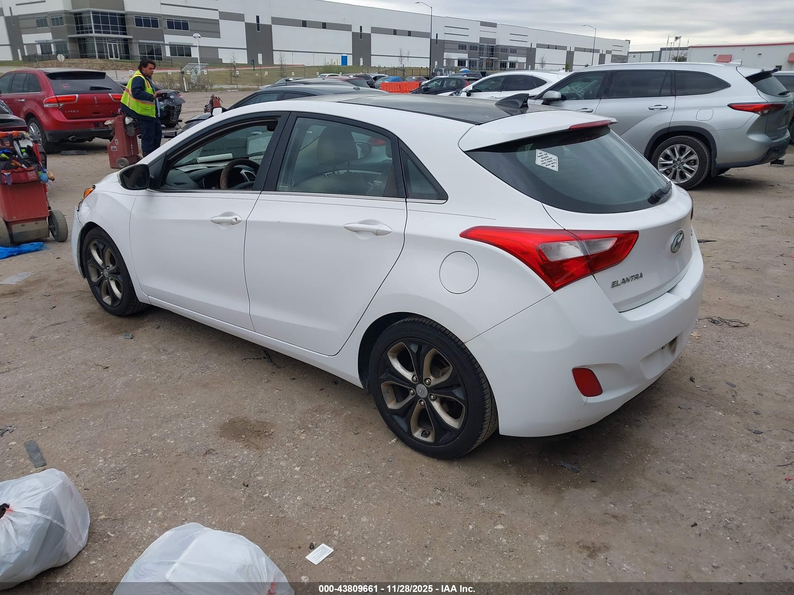 HYUNDAI ELANTRA image 3