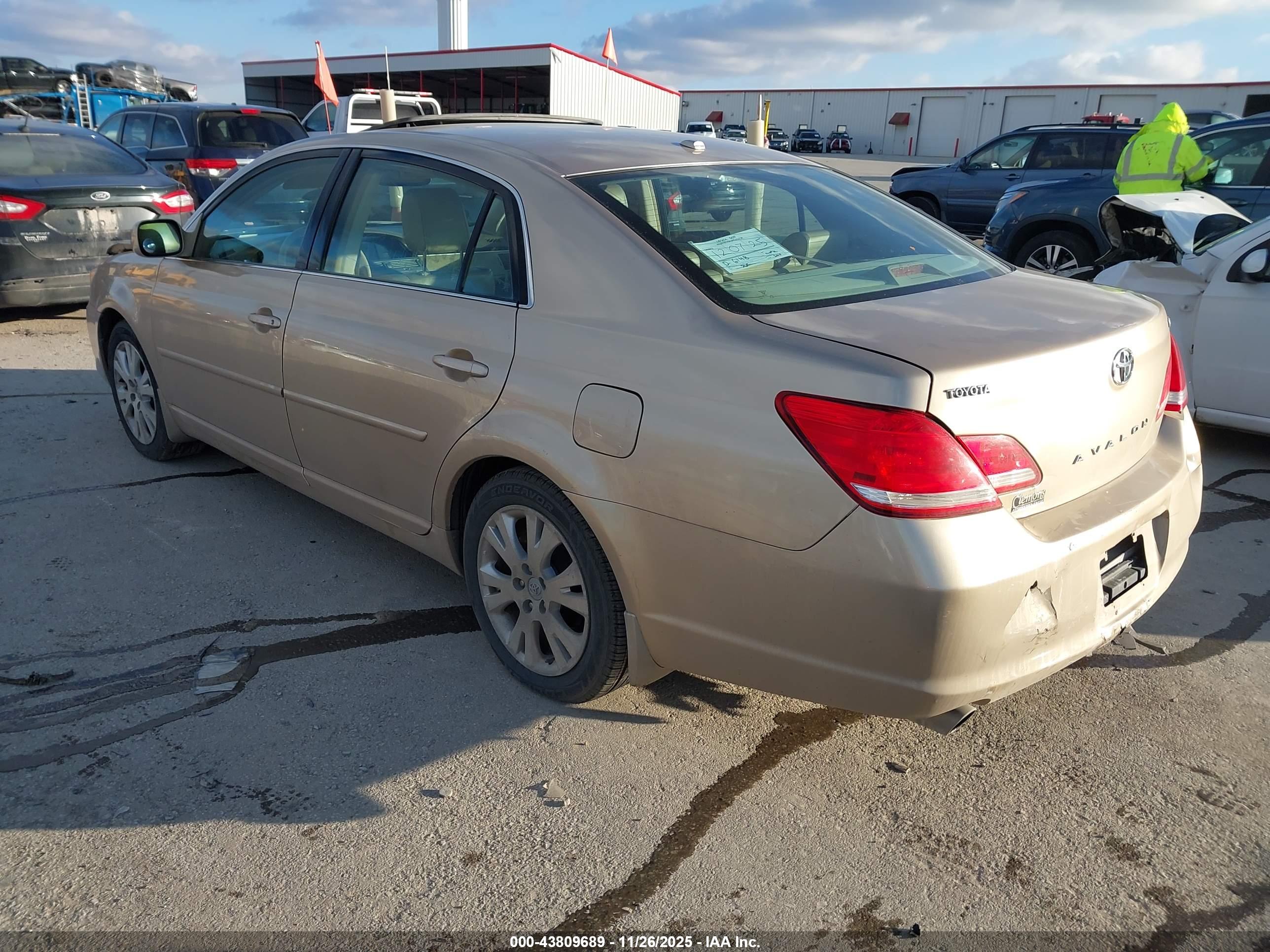 TOYOTA AVALON image 3