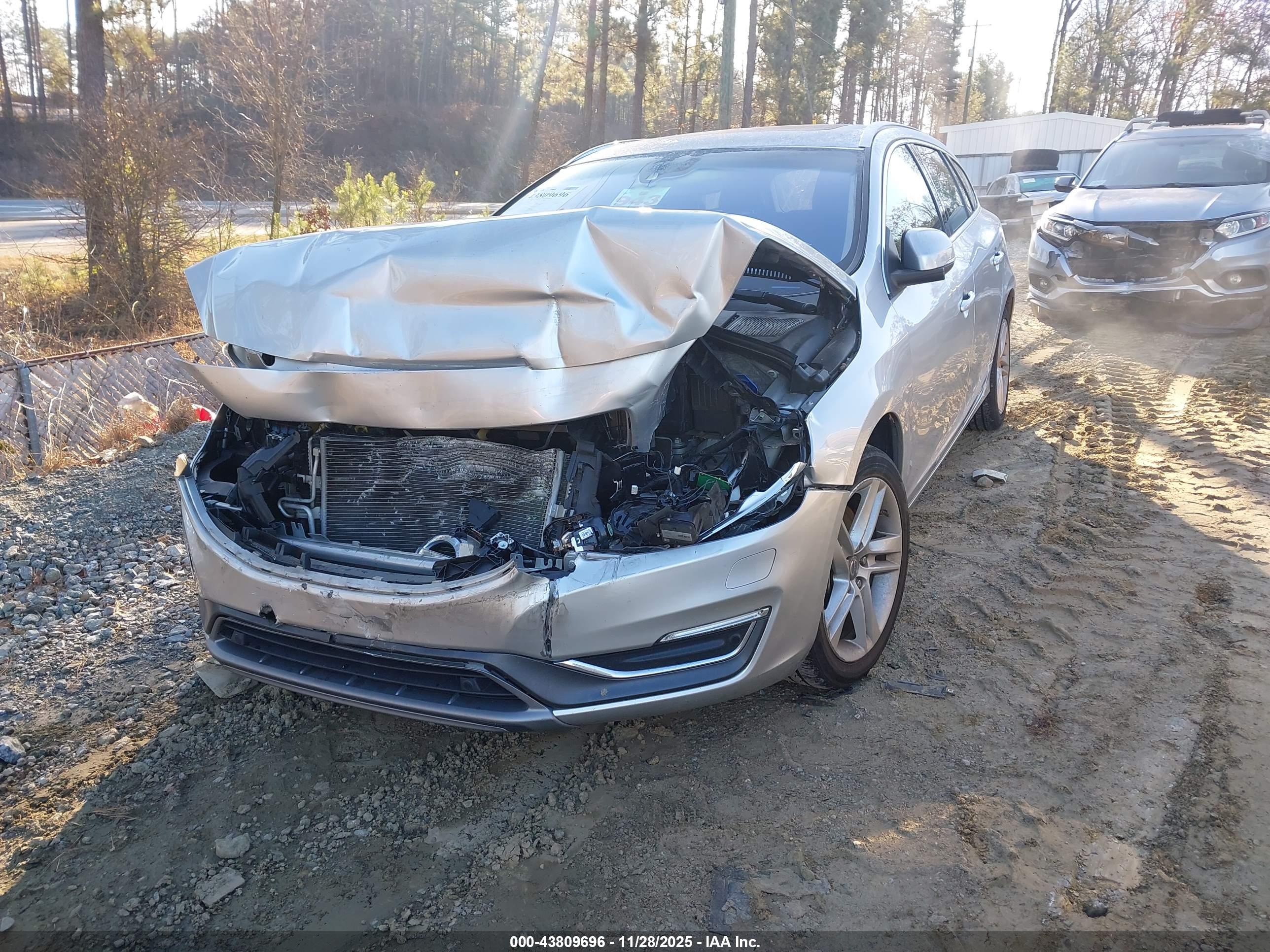VOLVO V60 image 2