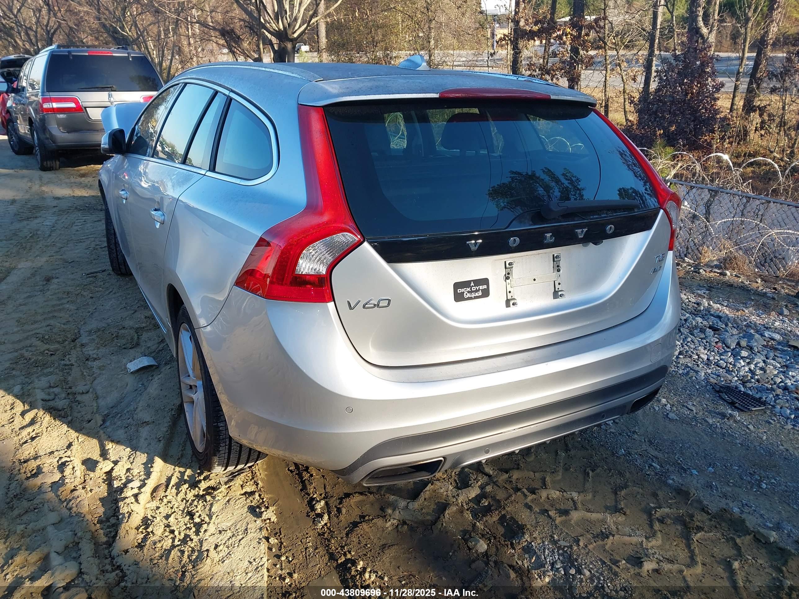 VOLVO V60 image 3