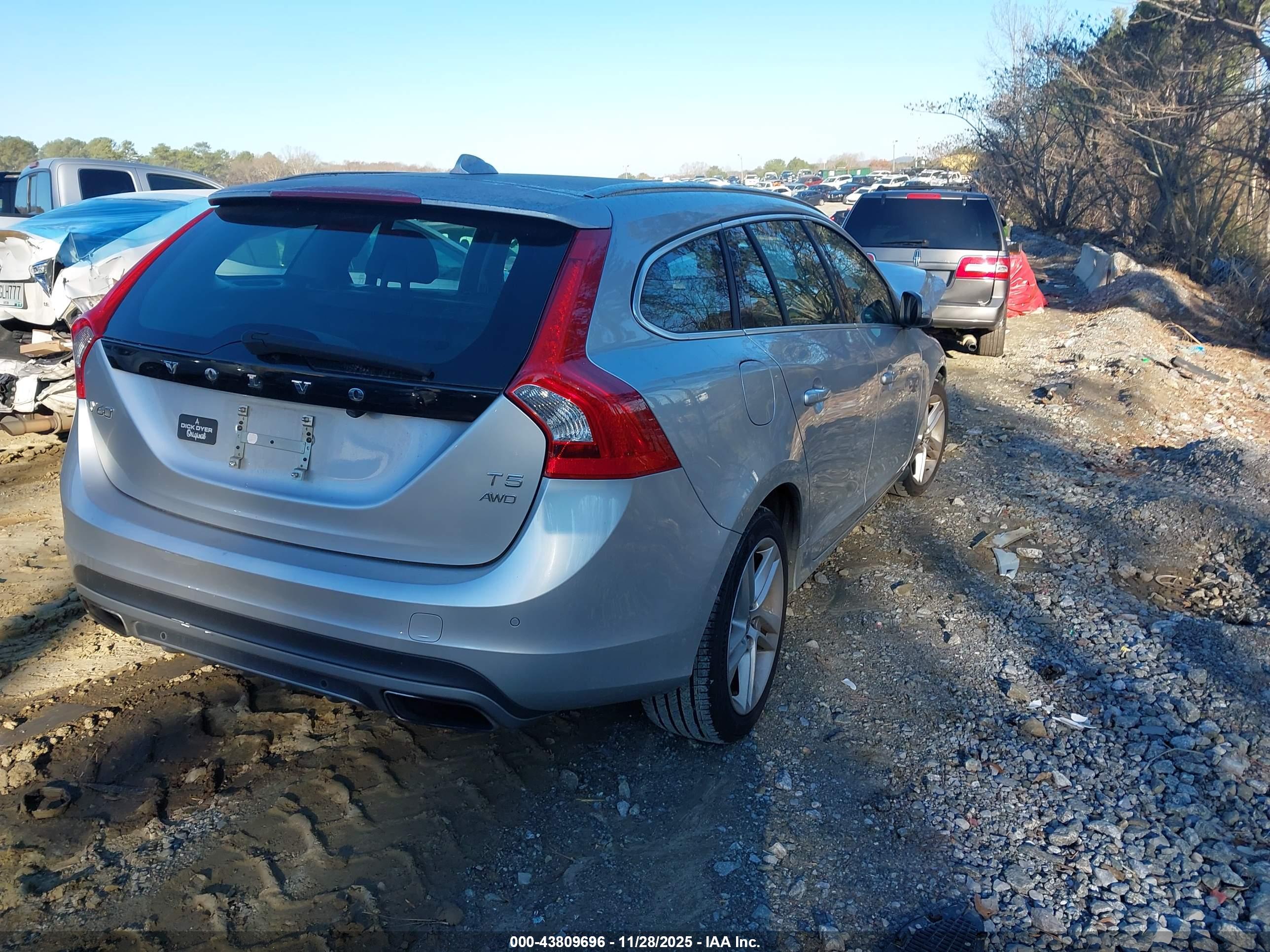 VOLVO V60 image 4