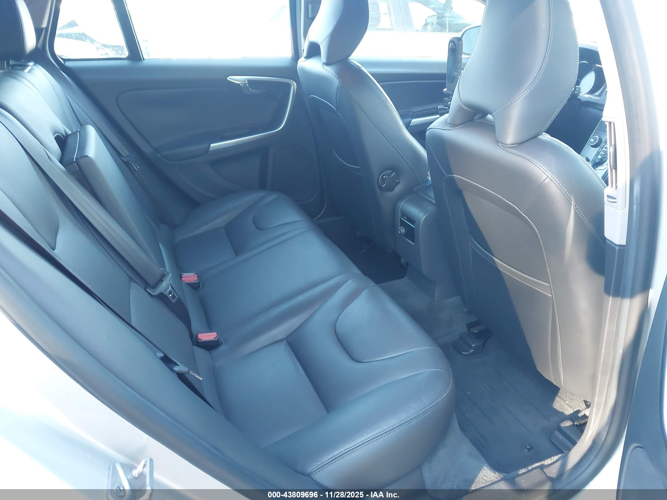 VOLVO V60 image 8