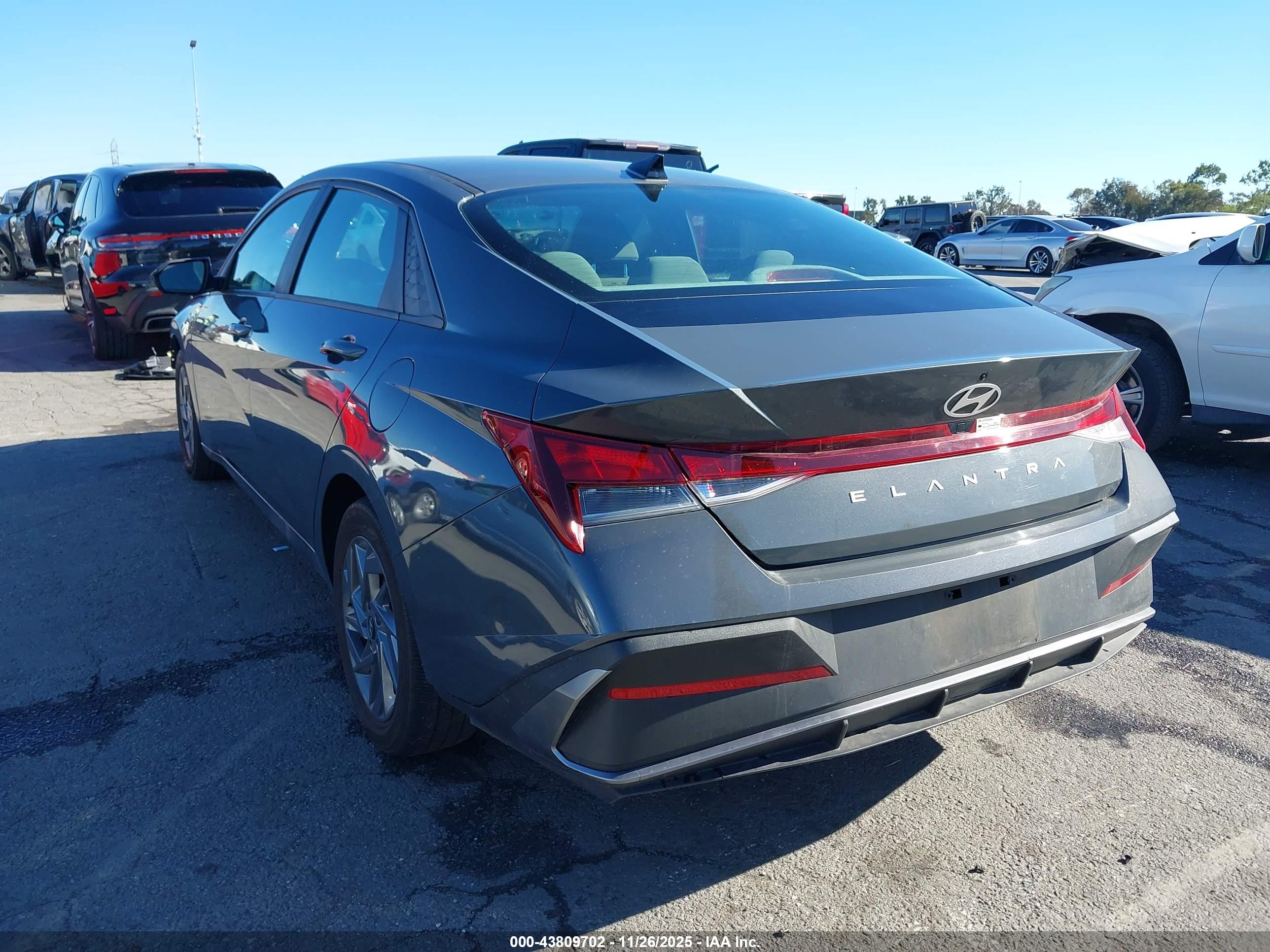 HYUNDAI ELANTRA image 3