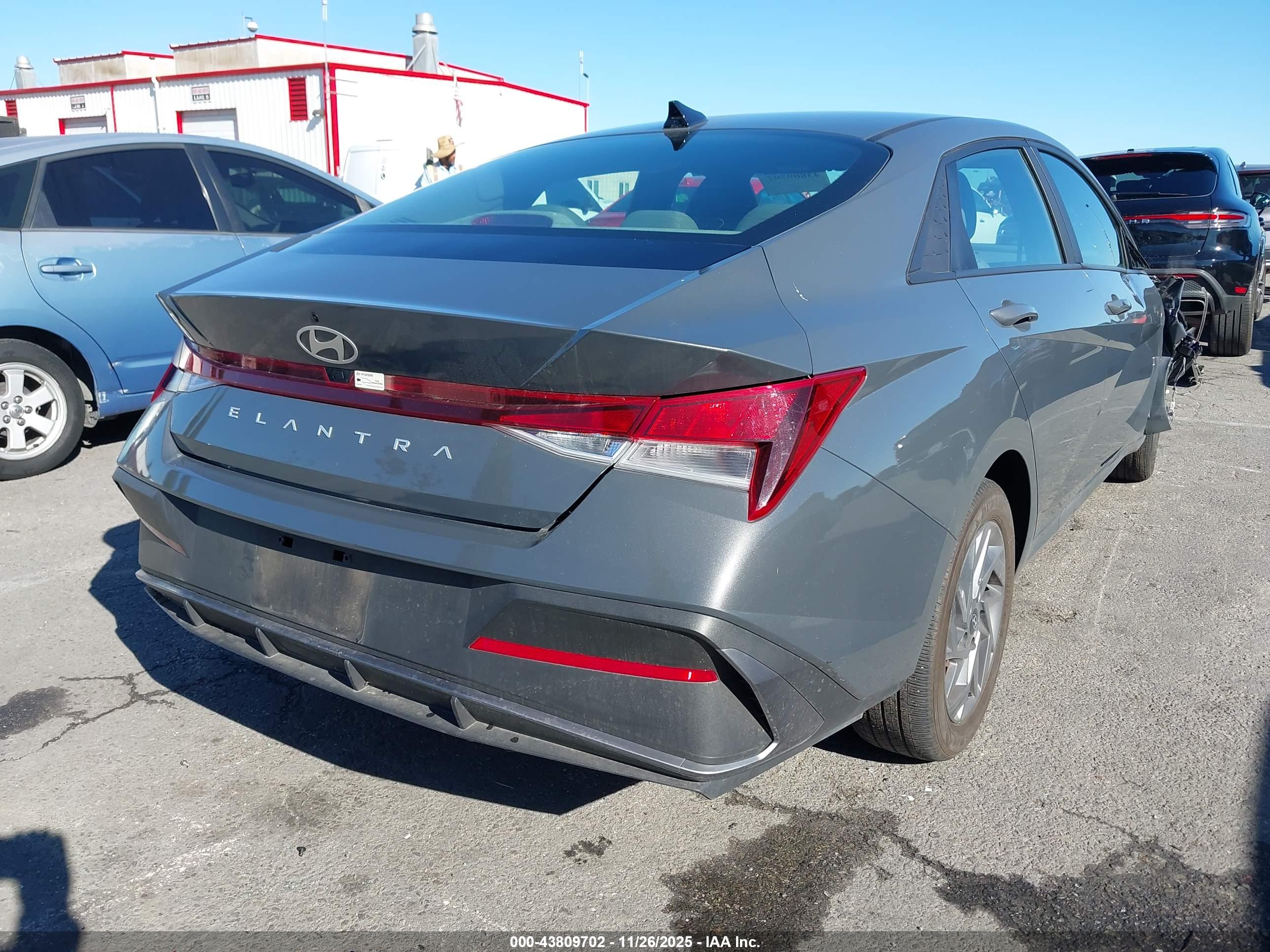 HYUNDAI ELANTRA image 4