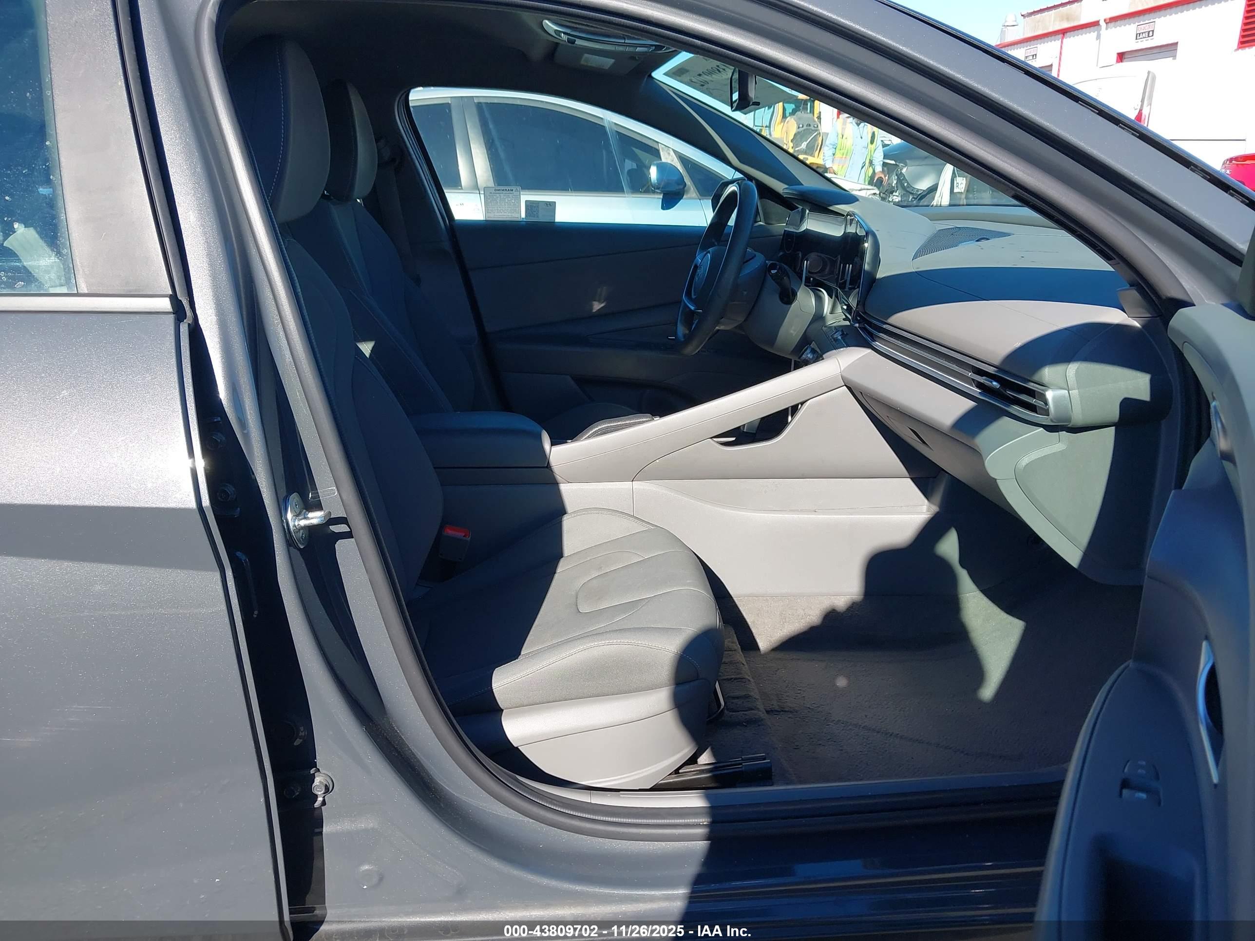 HYUNDAI ELANTRA image 5