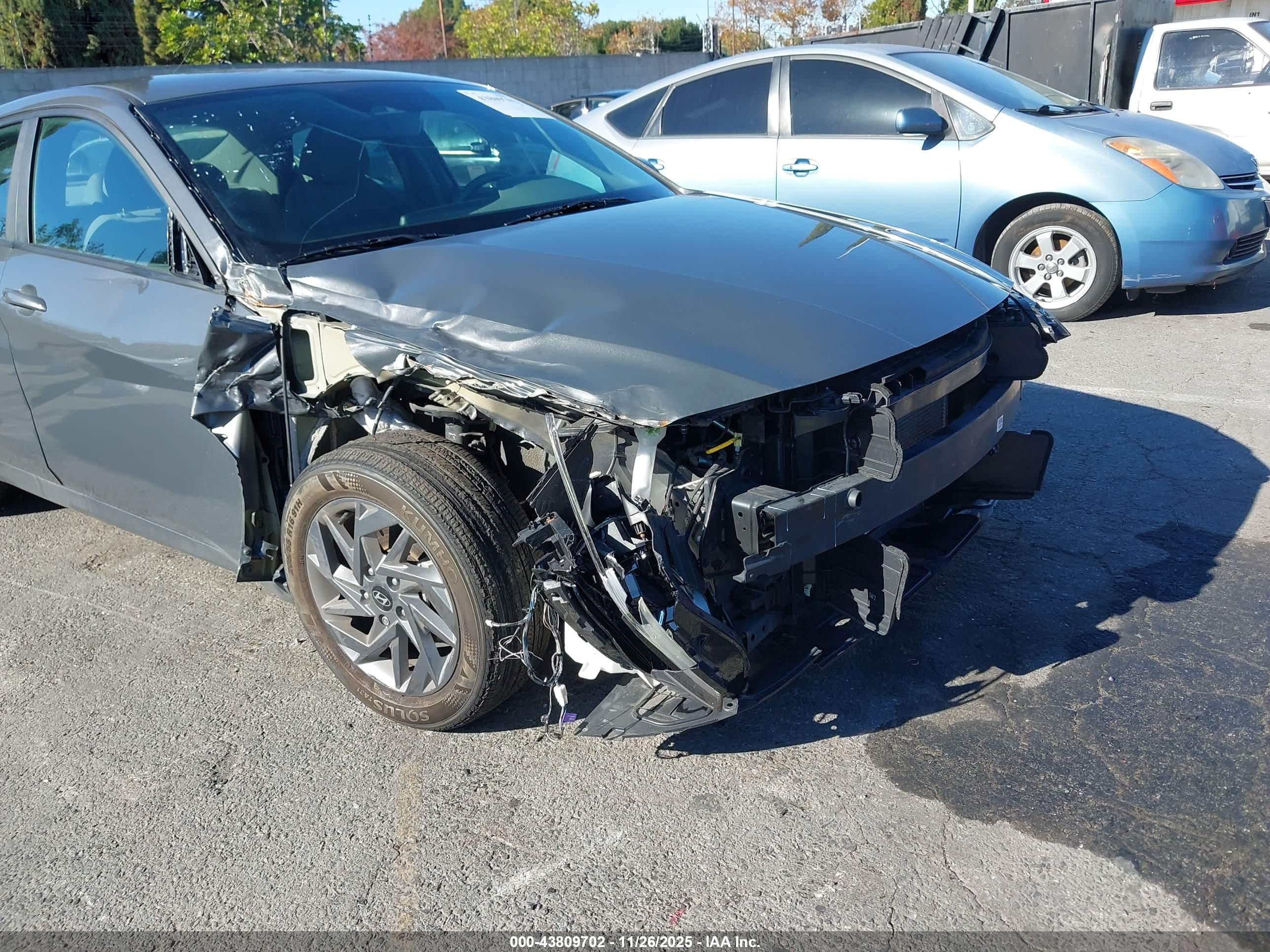 HYUNDAI ELANTRA image 6