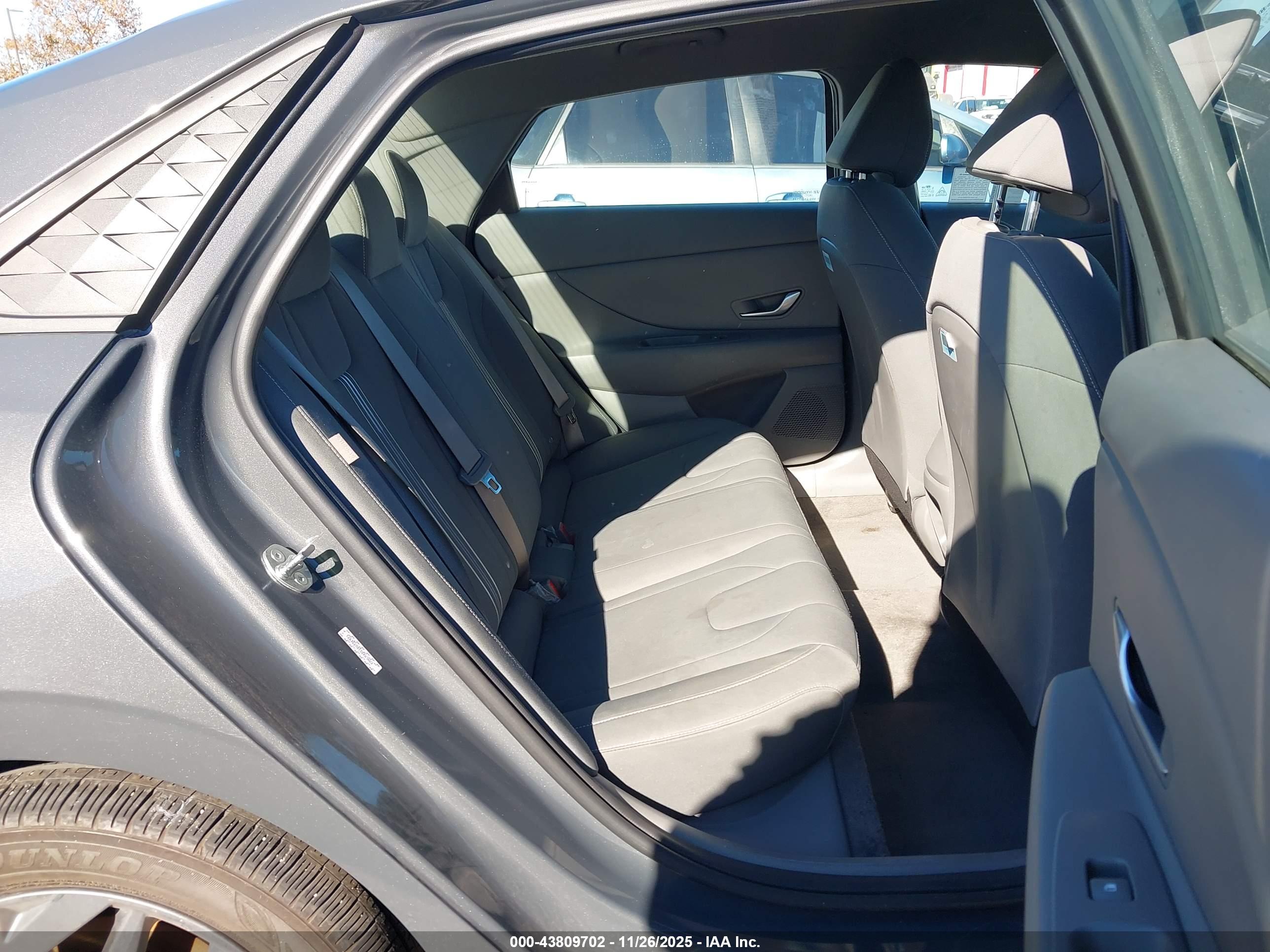 HYUNDAI ELANTRA image 8