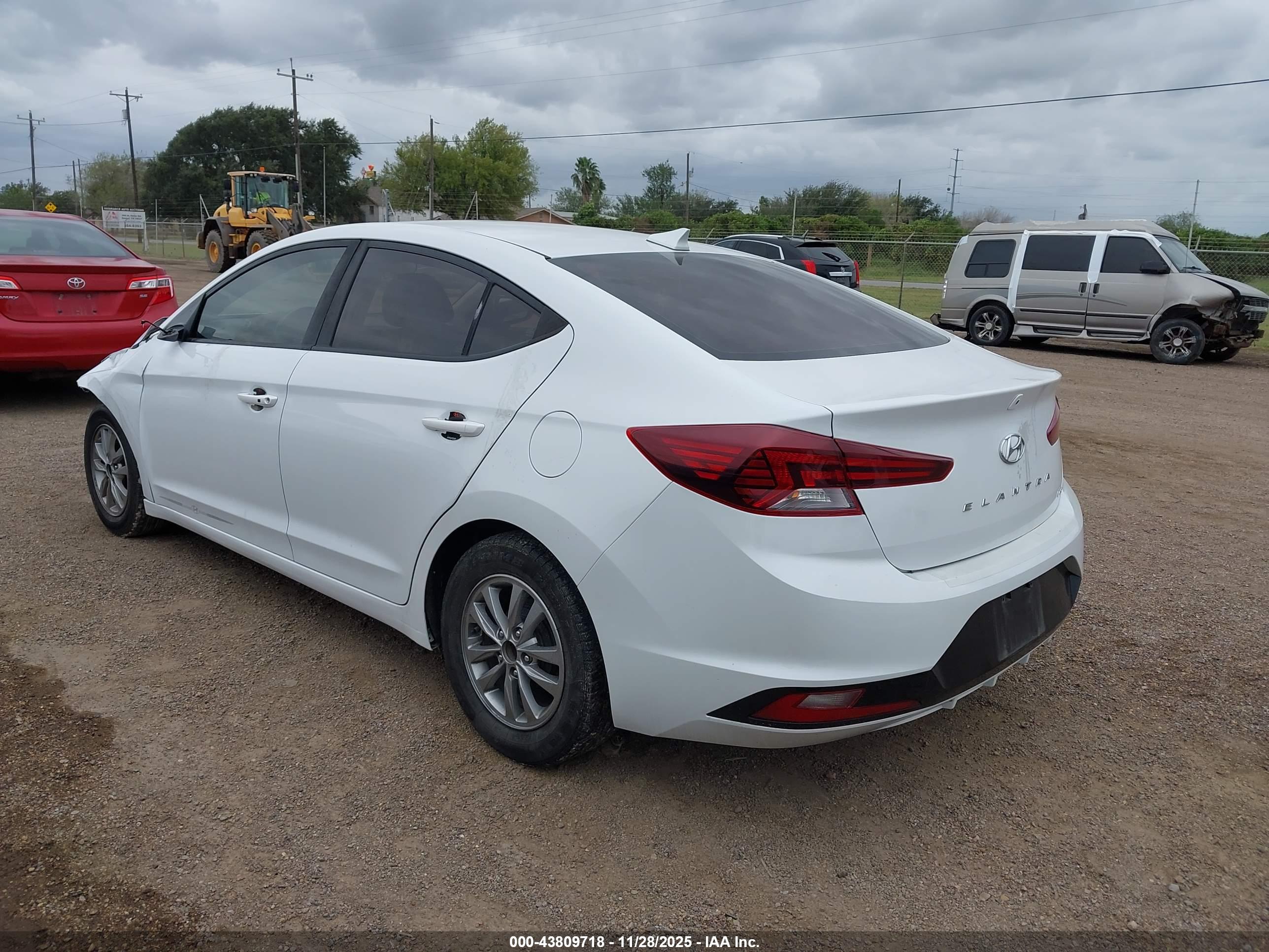 HYUNDAI ELANTRA image 3