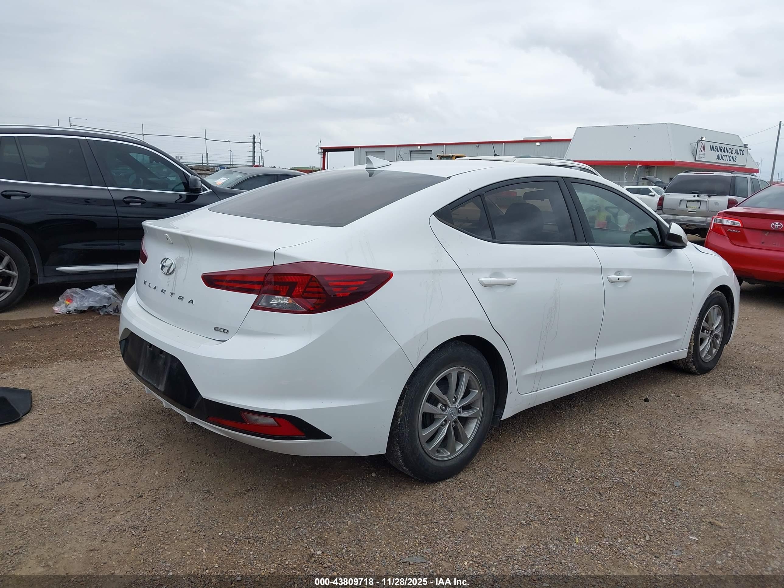 HYUNDAI ELANTRA image 4