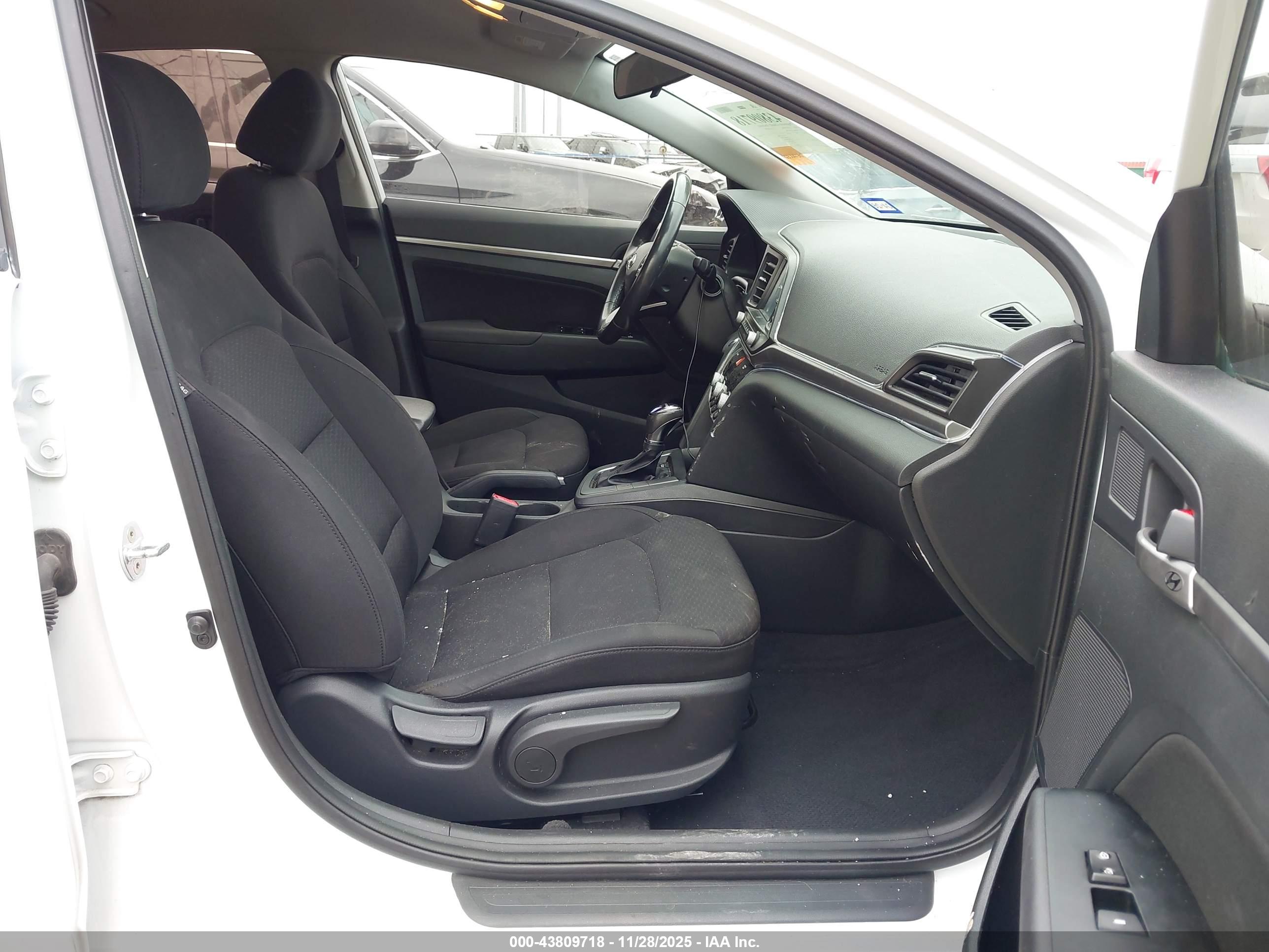 HYUNDAI ELANTRA image 5