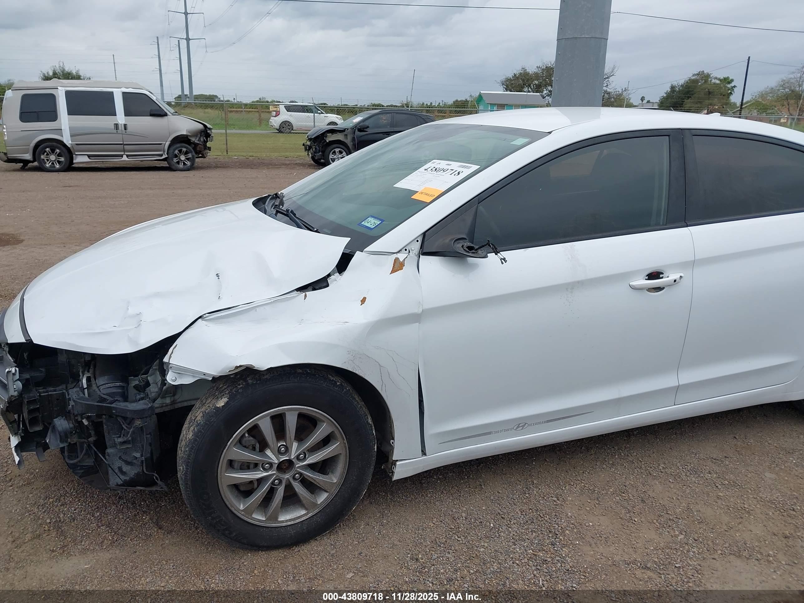 HYUNDAI ELANTRA image 6