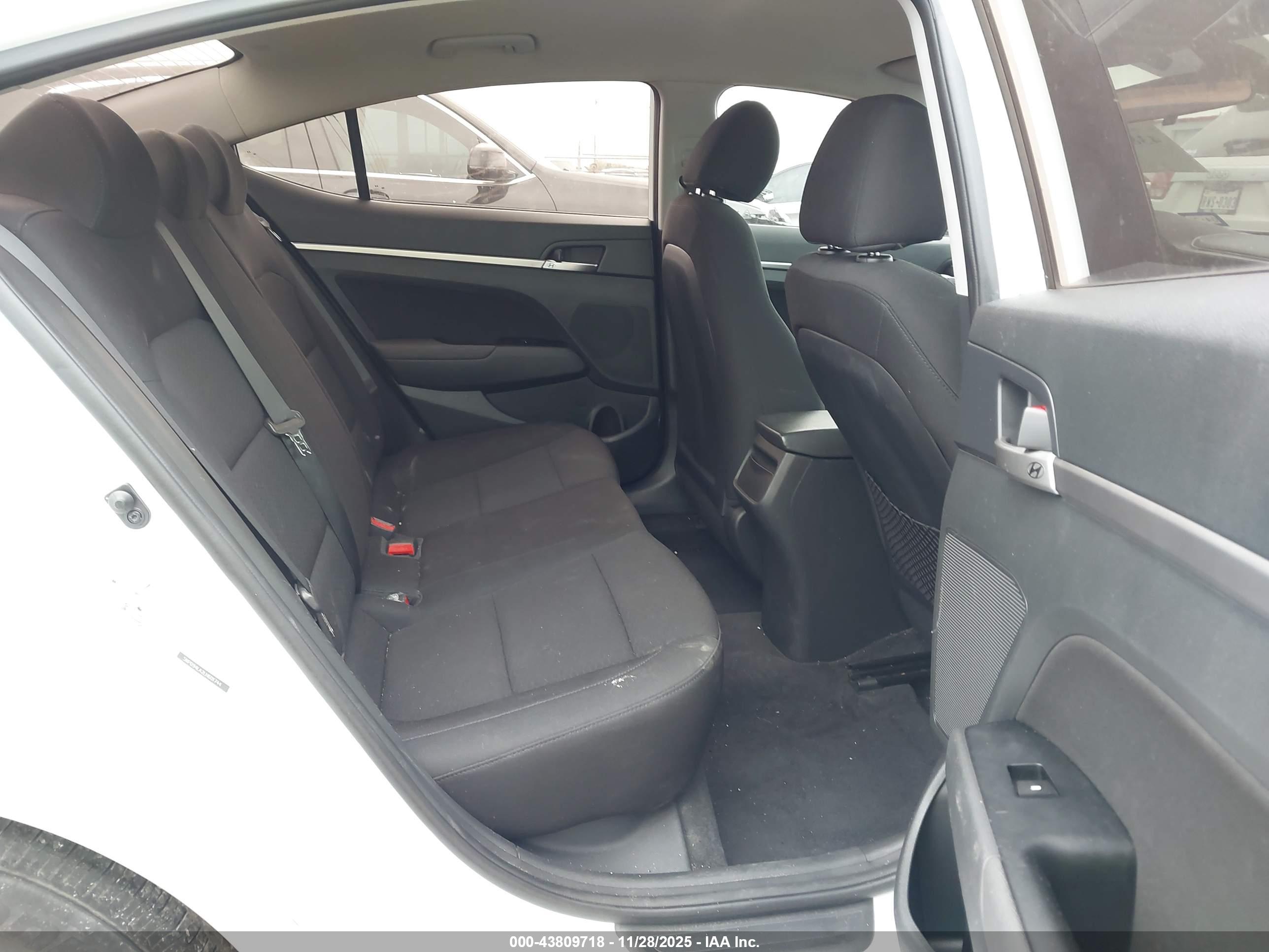 HYUNDAI ELANTRA image 8