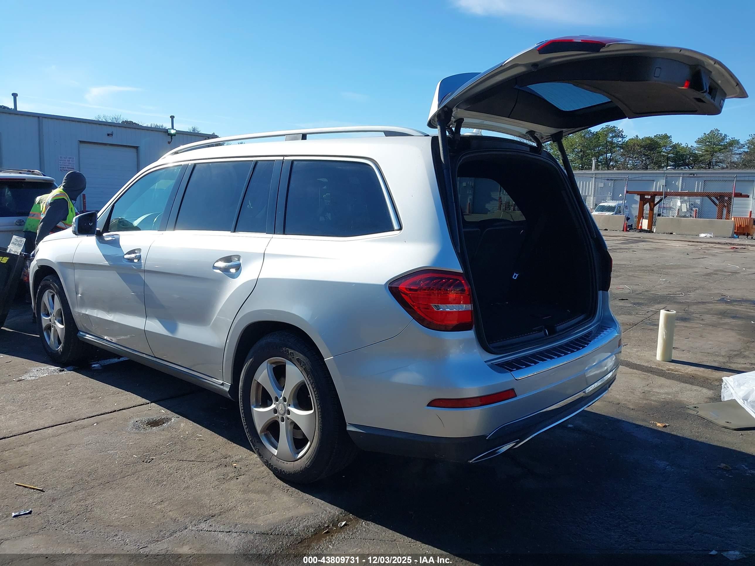 MERCEDES-BENZ GLS image 3