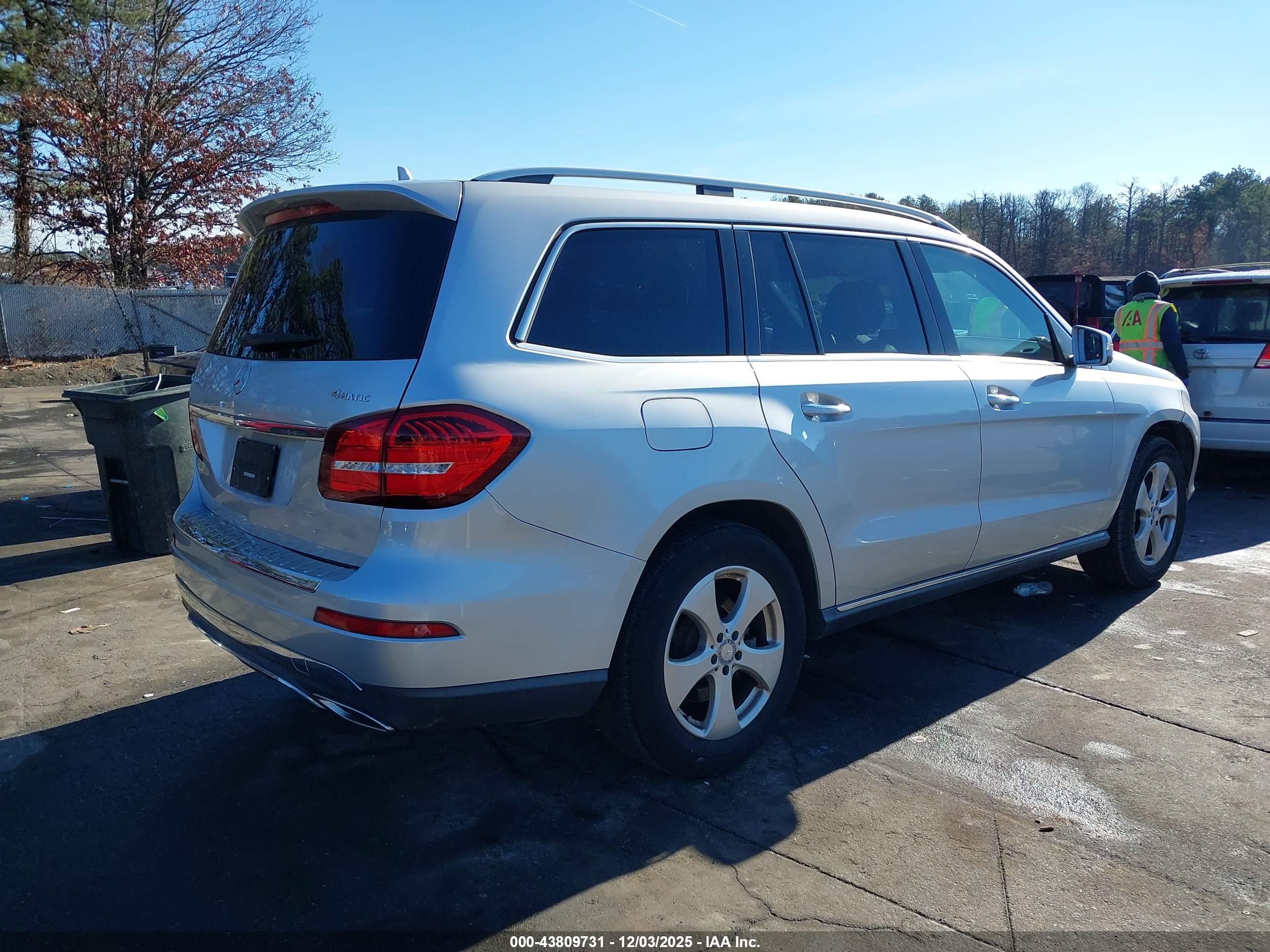 MERCEDES-BENZ GLS image 4