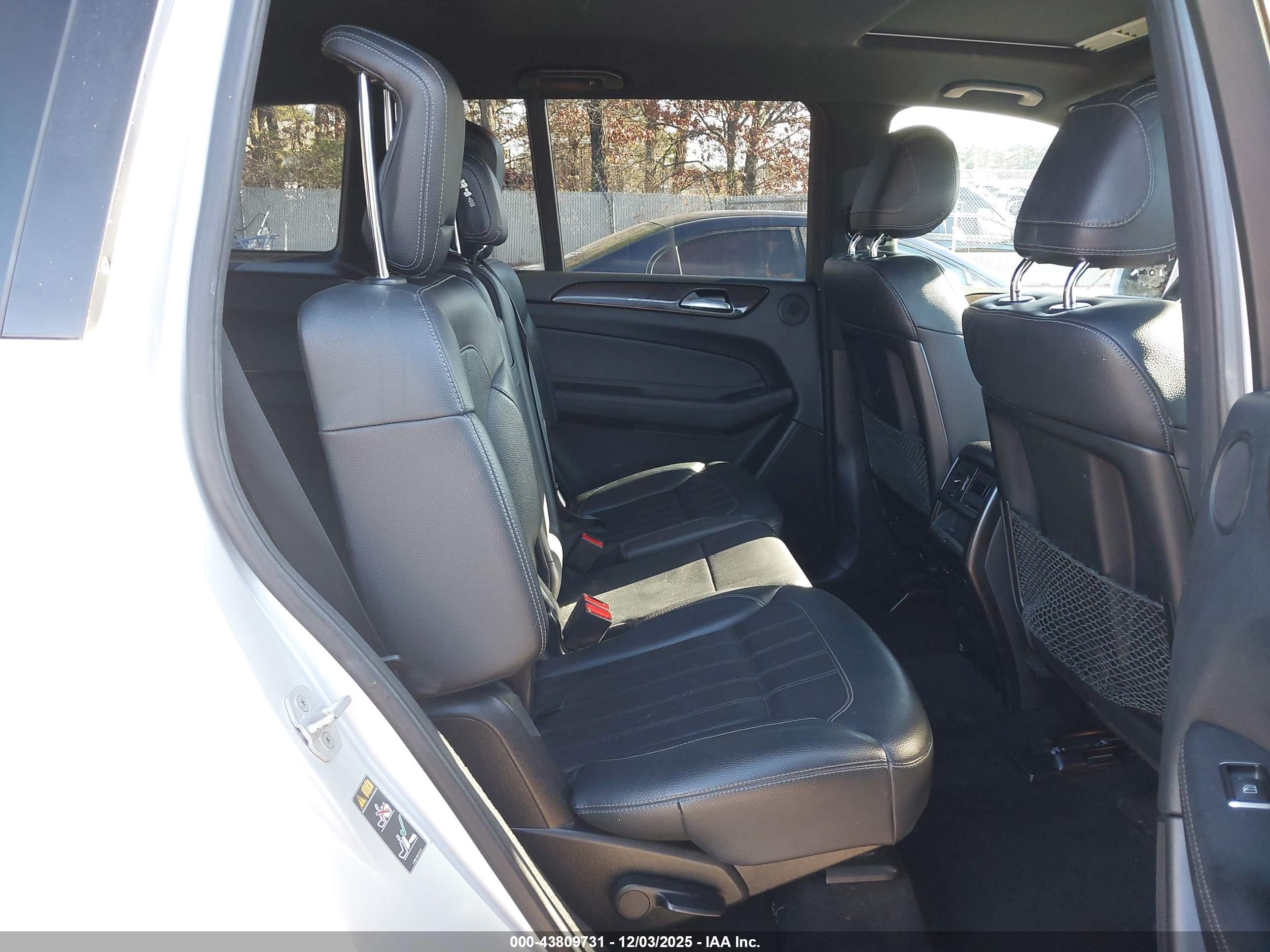 MERCEDES-BENZ GLS image 8