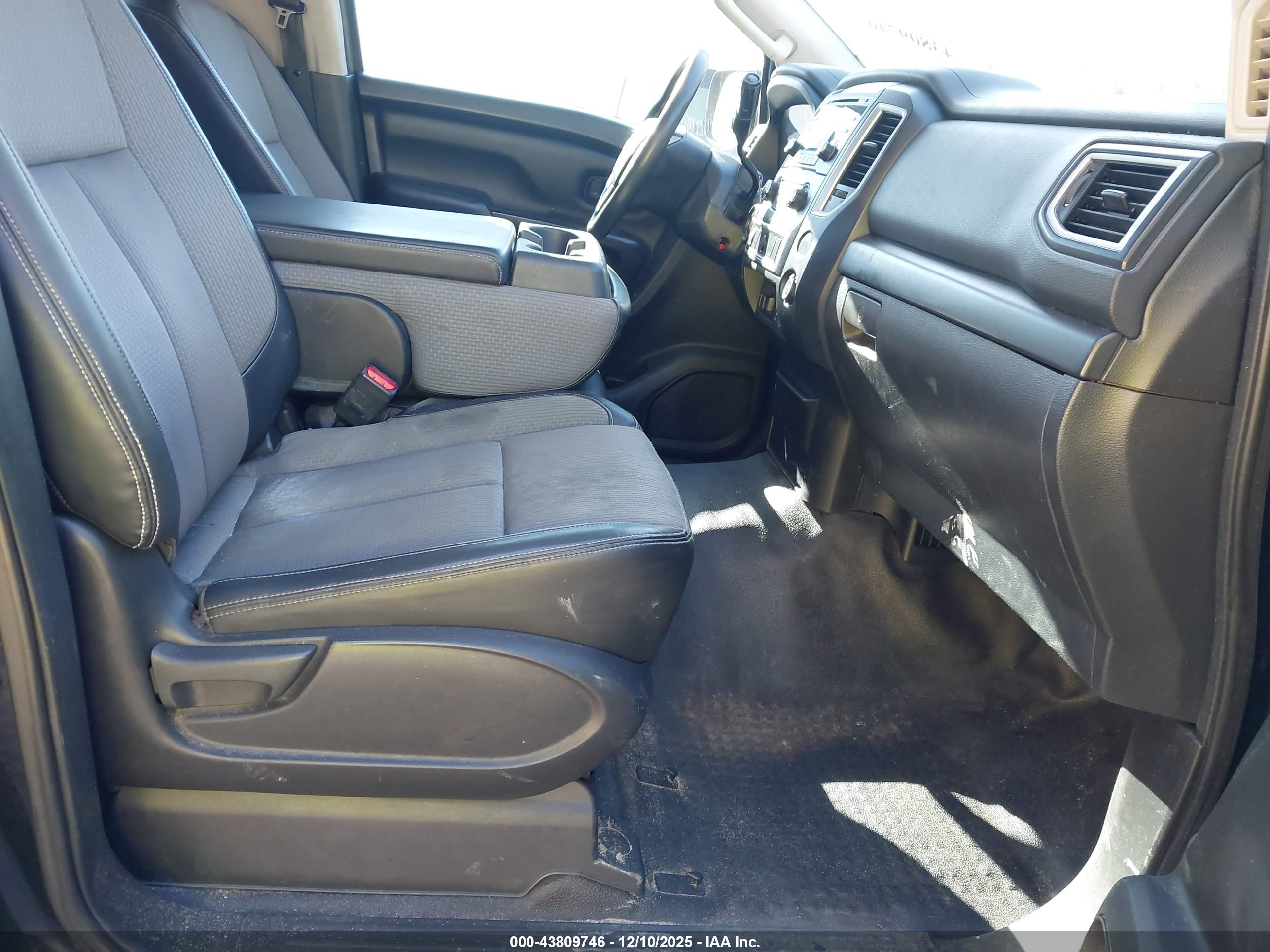 NISSAN TITAN image 5