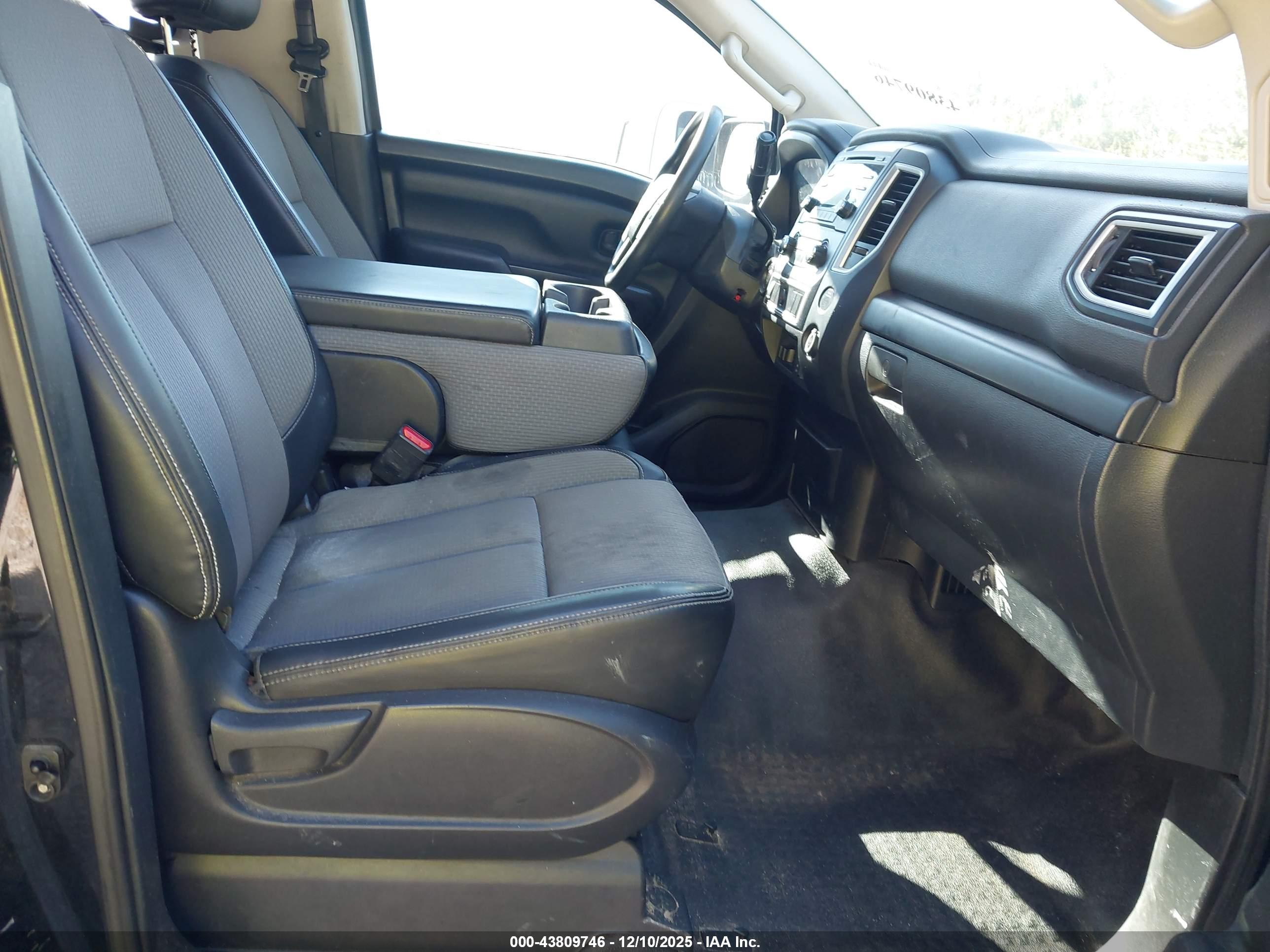 NISSAN TITAN image 8