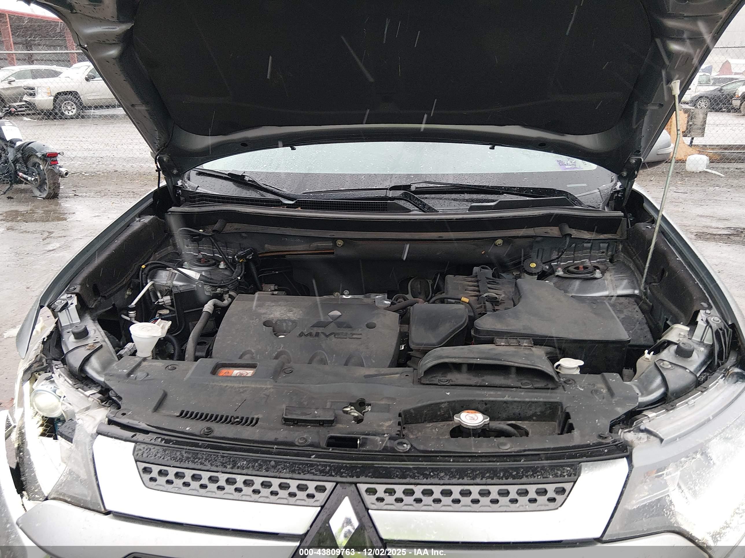 MITSUBISHI OUTLANDER image 10
