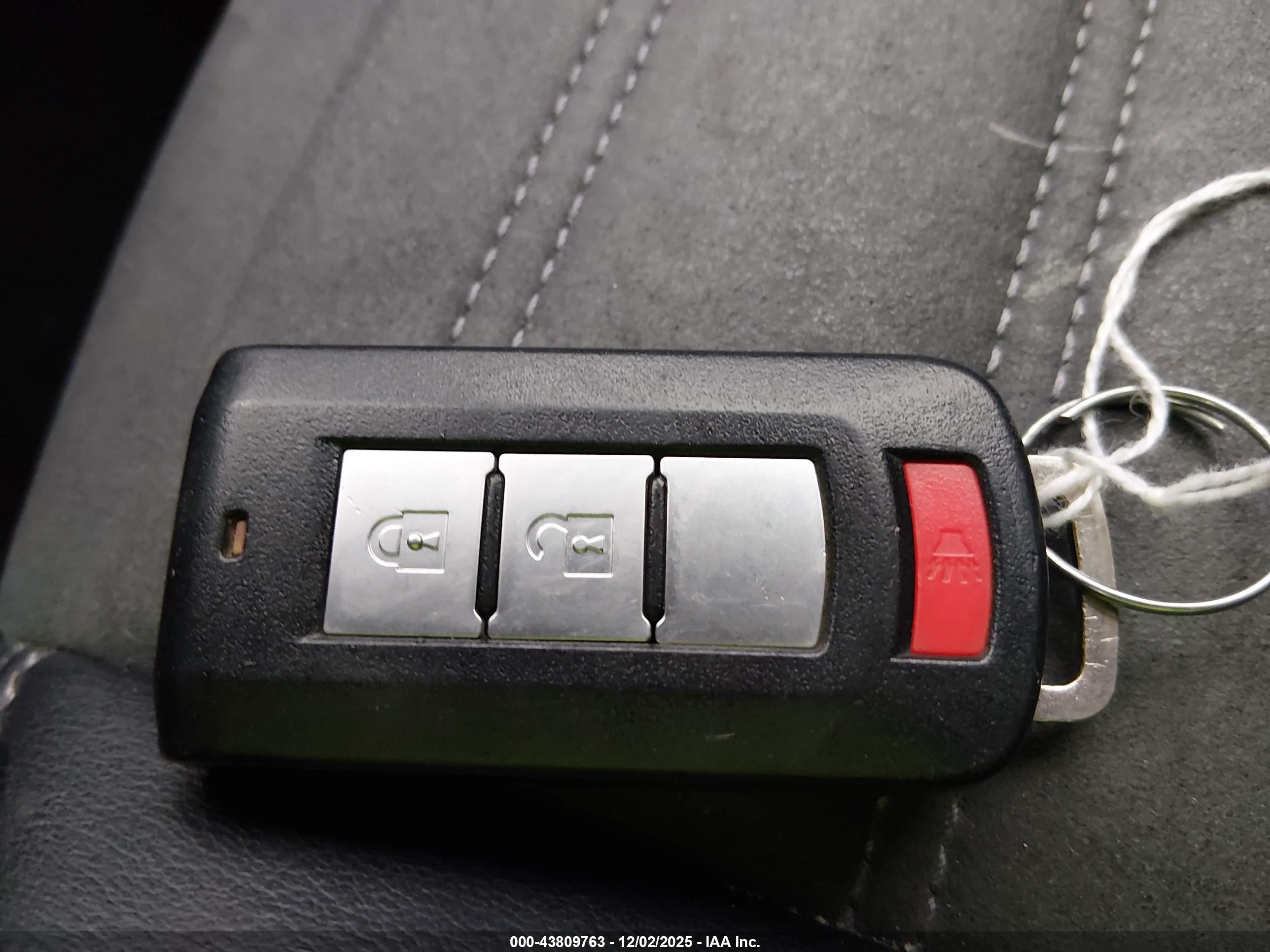MITSUBISHI OUTLANDER image 11