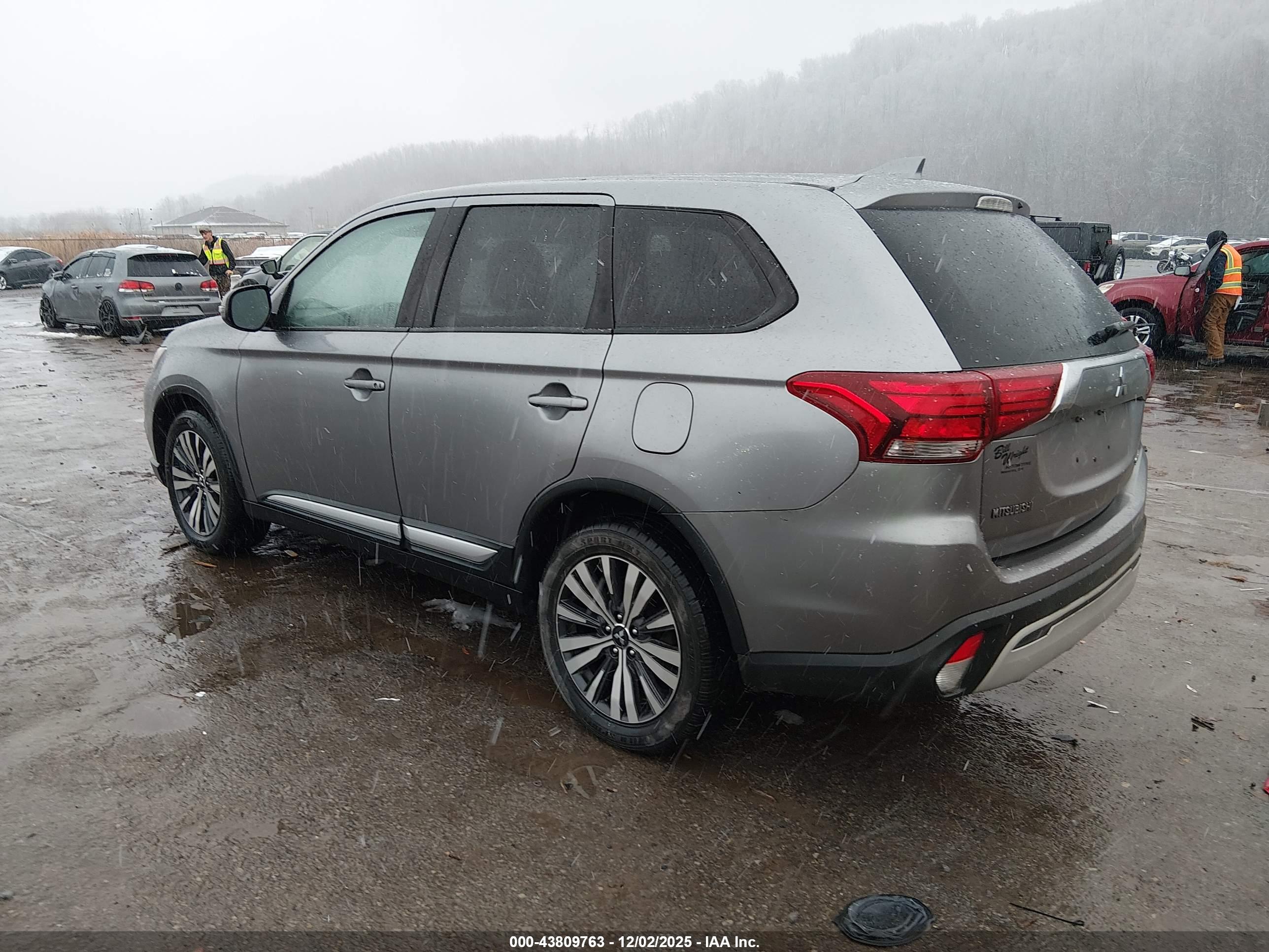 MITSUBISHI OUTLANDER image 3