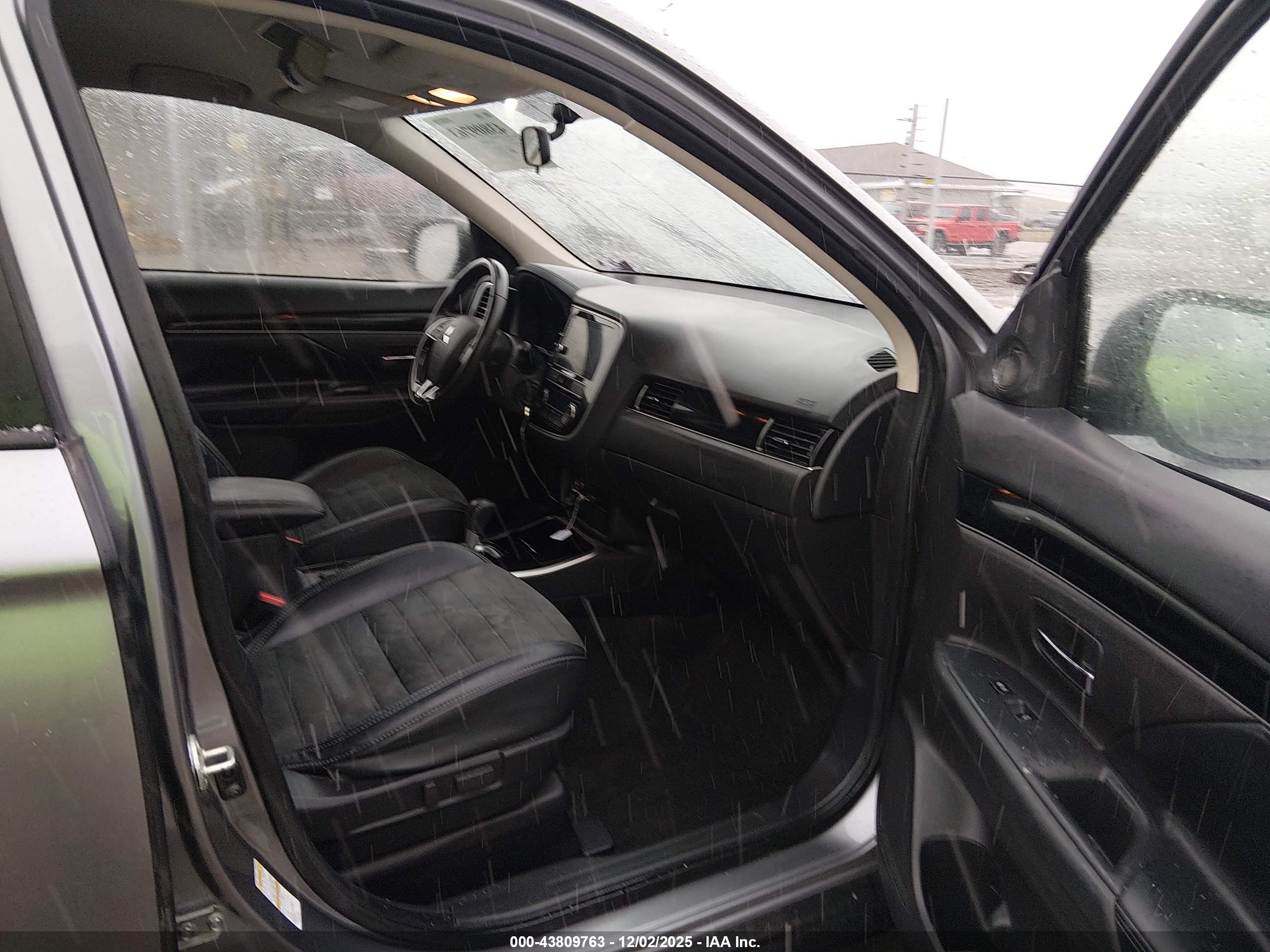 MITSUBISHI OUTLANDER image 5