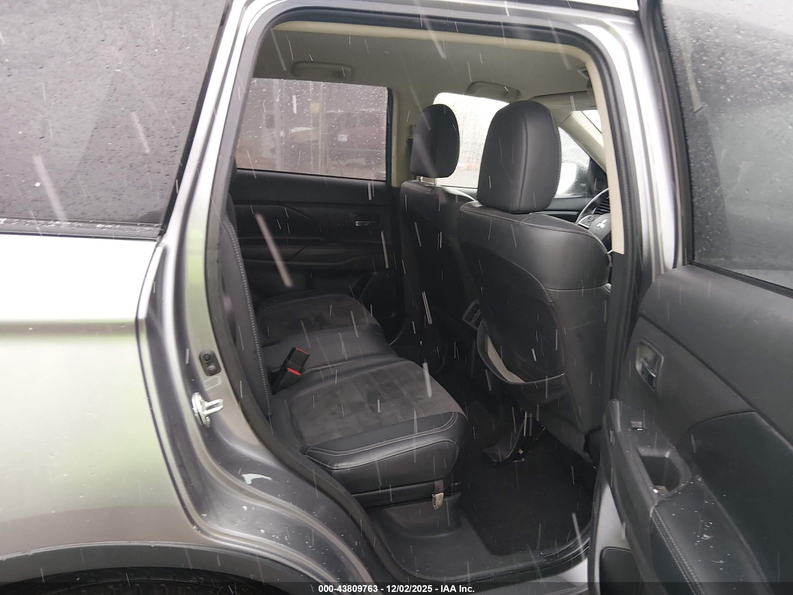 MITSUBISHI OUTLANDER image 8
