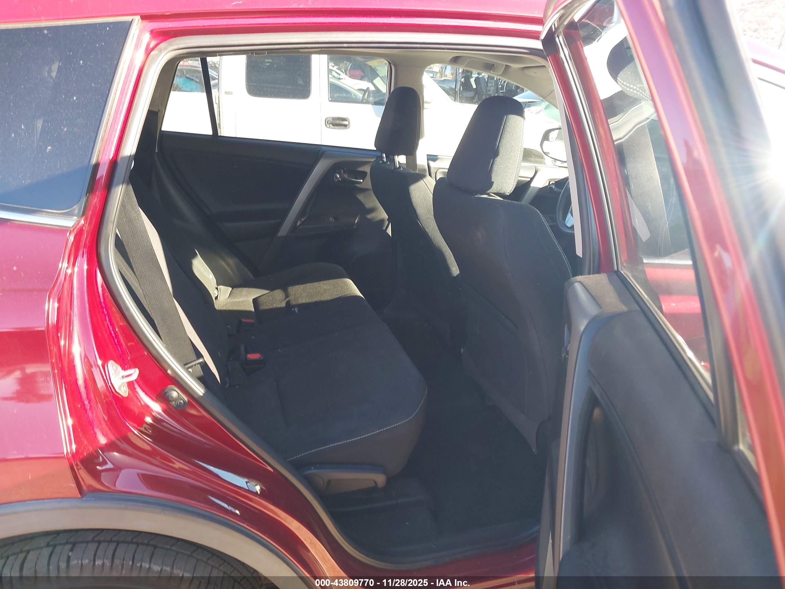 TOYOTA RAV4 image 8