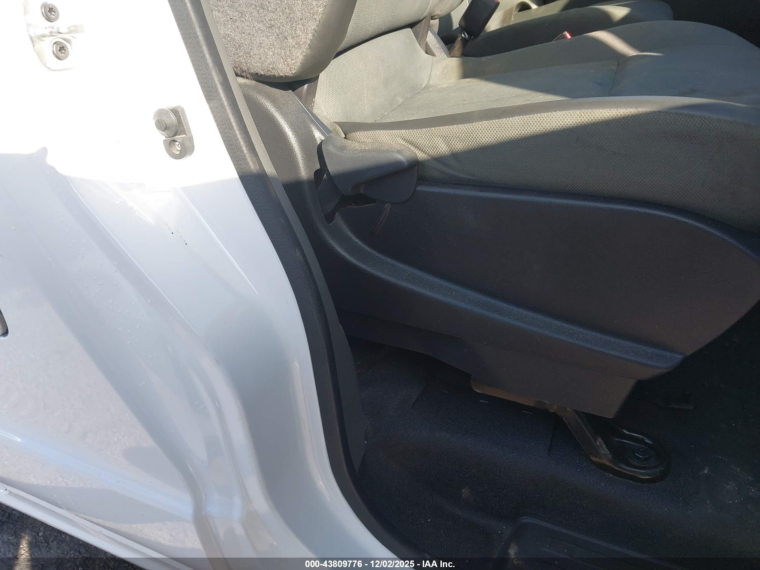 NISSAN NV200 image 8