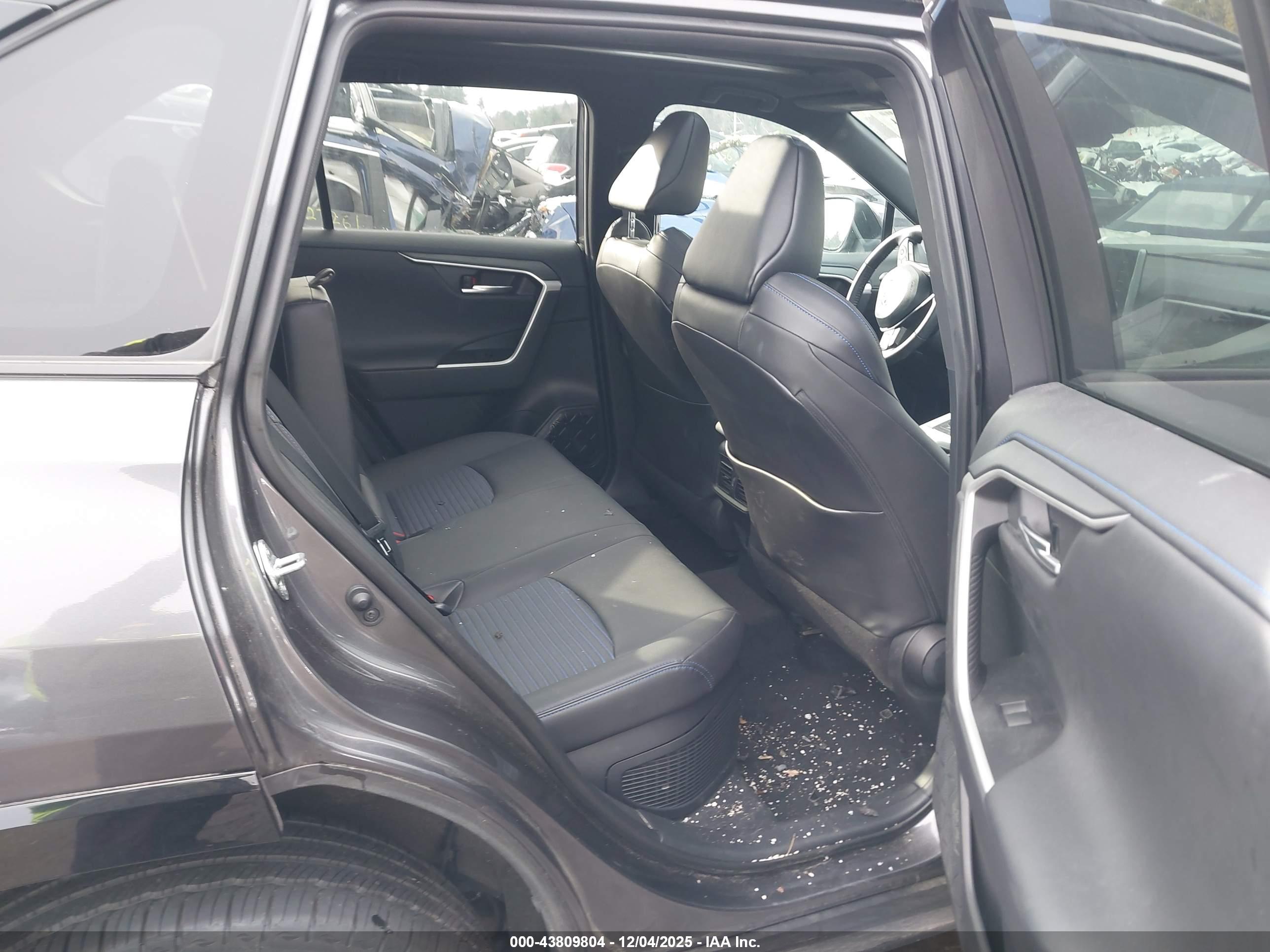 TOYOTA RAV4 image 8