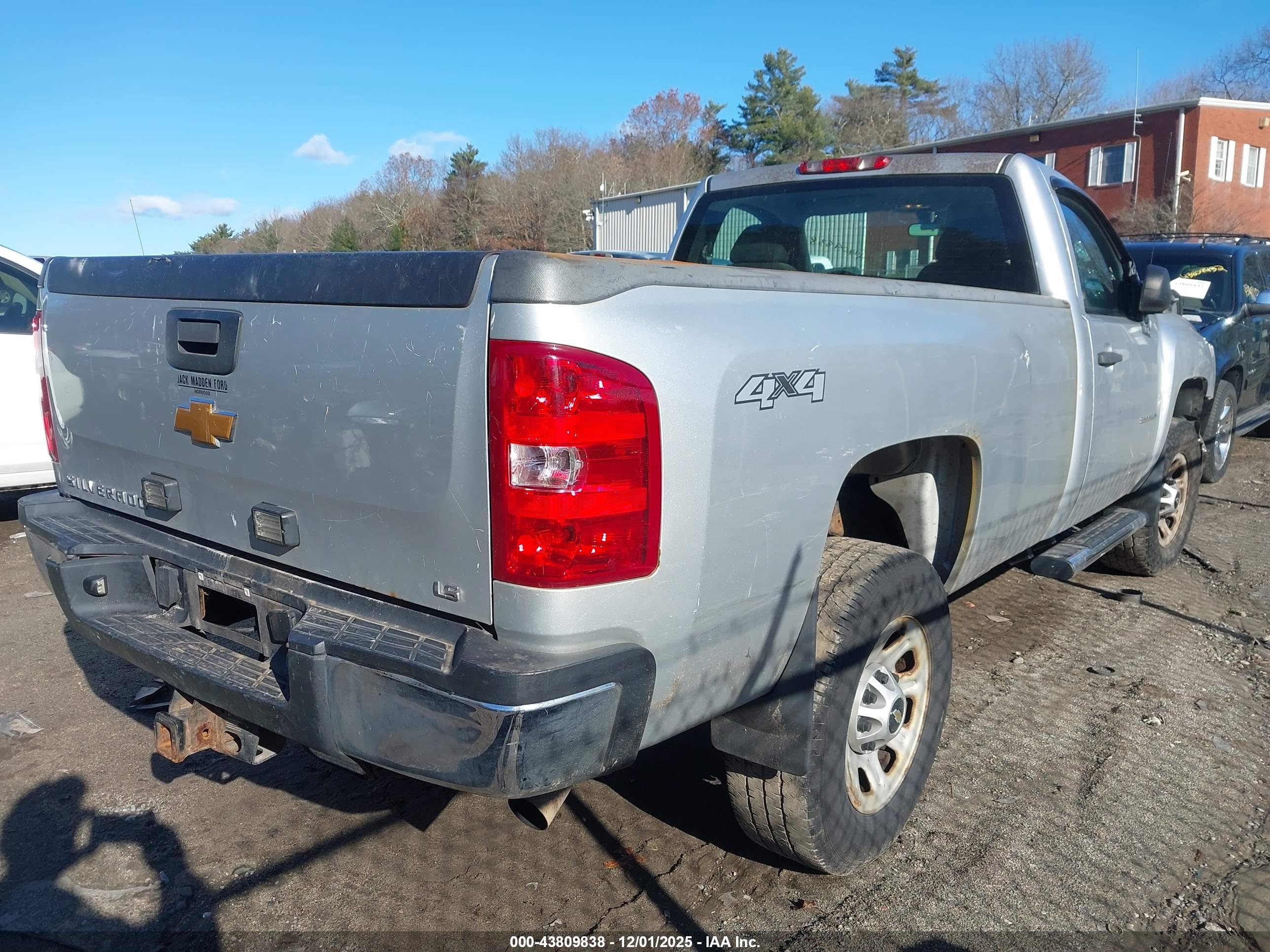 CHEVROLET SILVERADO image 4